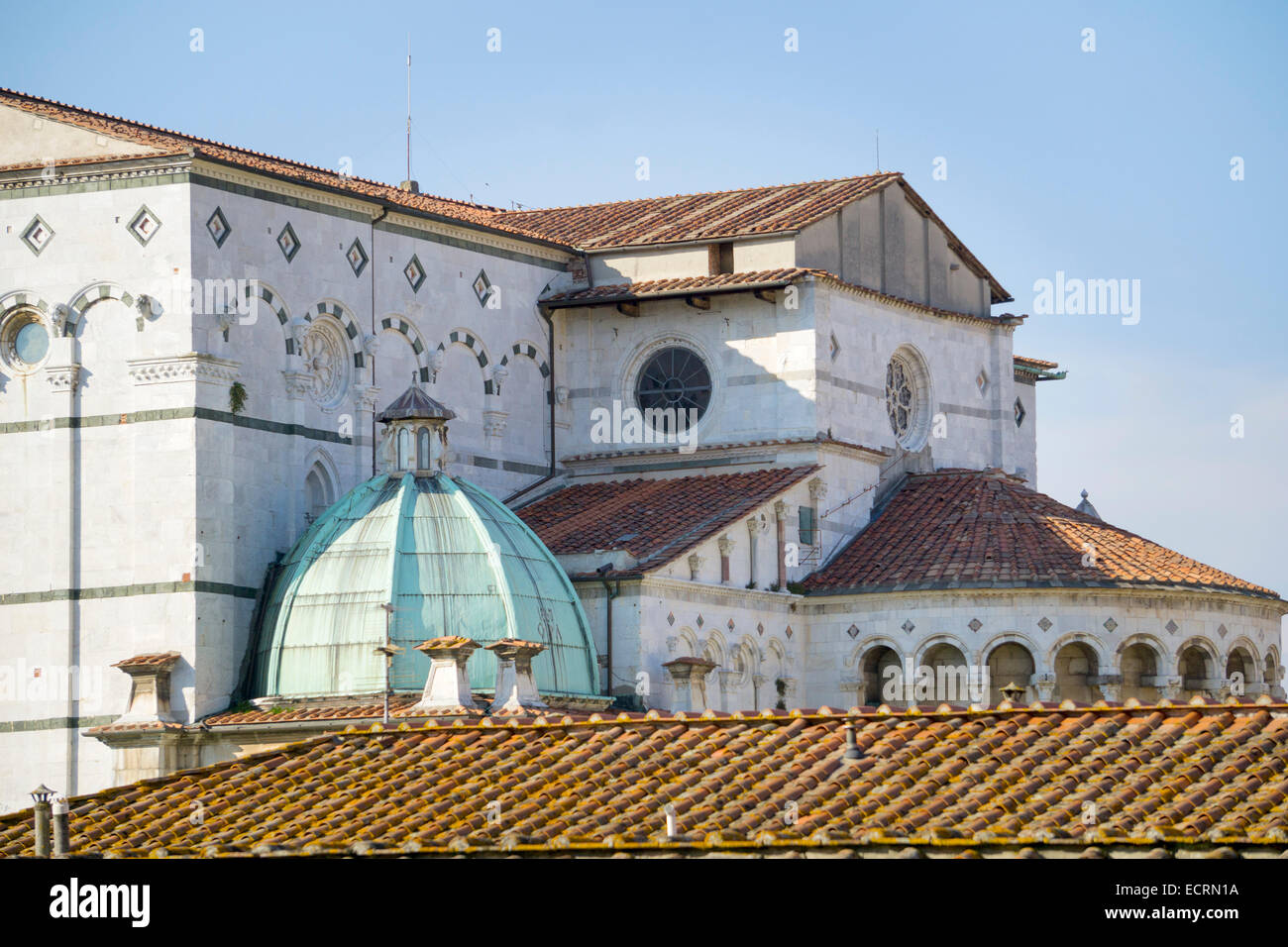Vista dal terrapieno sul retro di Lucca Cattedrale di San Martino cattedrale una bella Hodge ha podge risalente all XI secolo Foto Stock