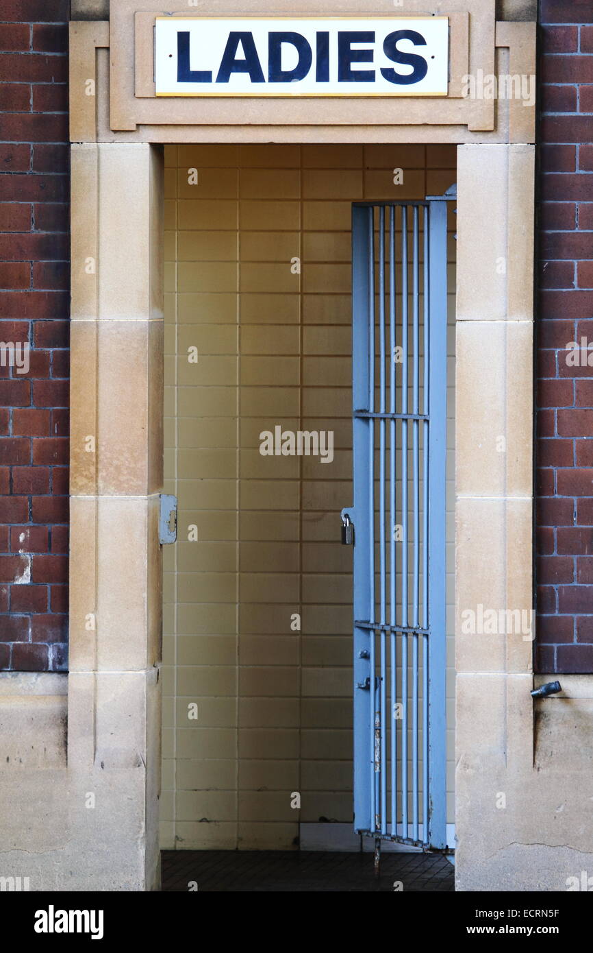 Onorevoli entrata a servizi igienici pubblici a Sydney, Nuovo Galles del Sud, Australia. Foto Stock