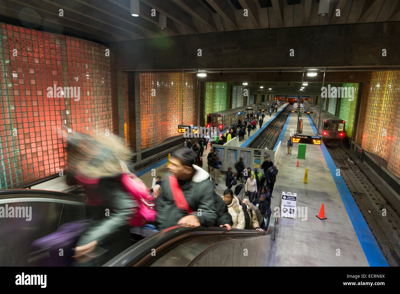 I viaggiatori presso l'Aeroporto Internazionale O'Hare la stazione della metropolitana di Chicago, Illinois. Foto Stock