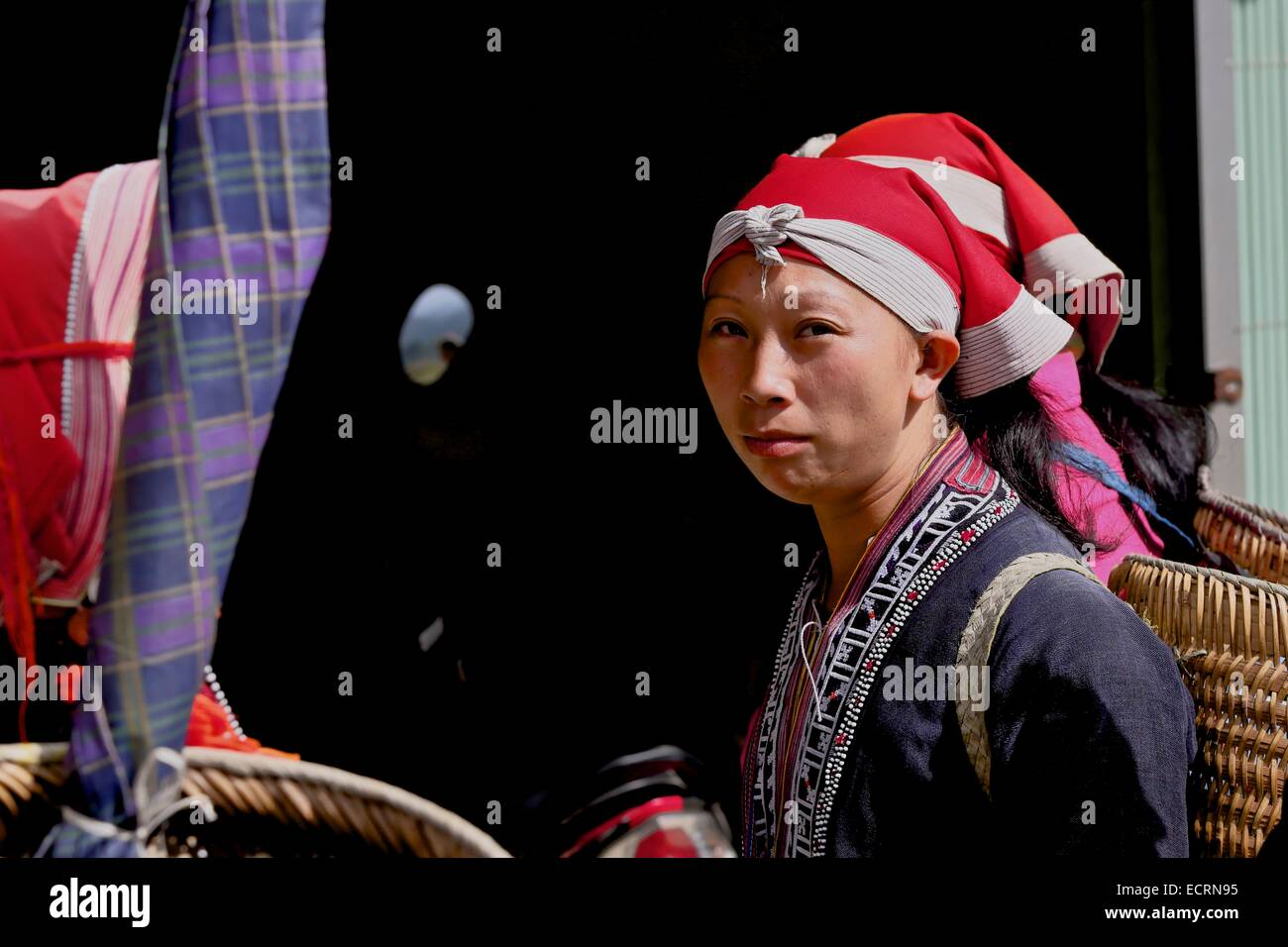 Le donne di Dao rosso sulla loro strada al mercato nella regione di Sapa del Vietnam Foto Stock