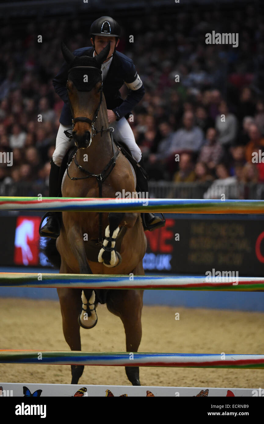 Londra, Regno Unito. Xviii Dicembre, 2014. Olympia London Horse Show. Scott insolente riding Ciao M'Lady Credit: Azione Plus sport/Alamy Live News Foto Stock