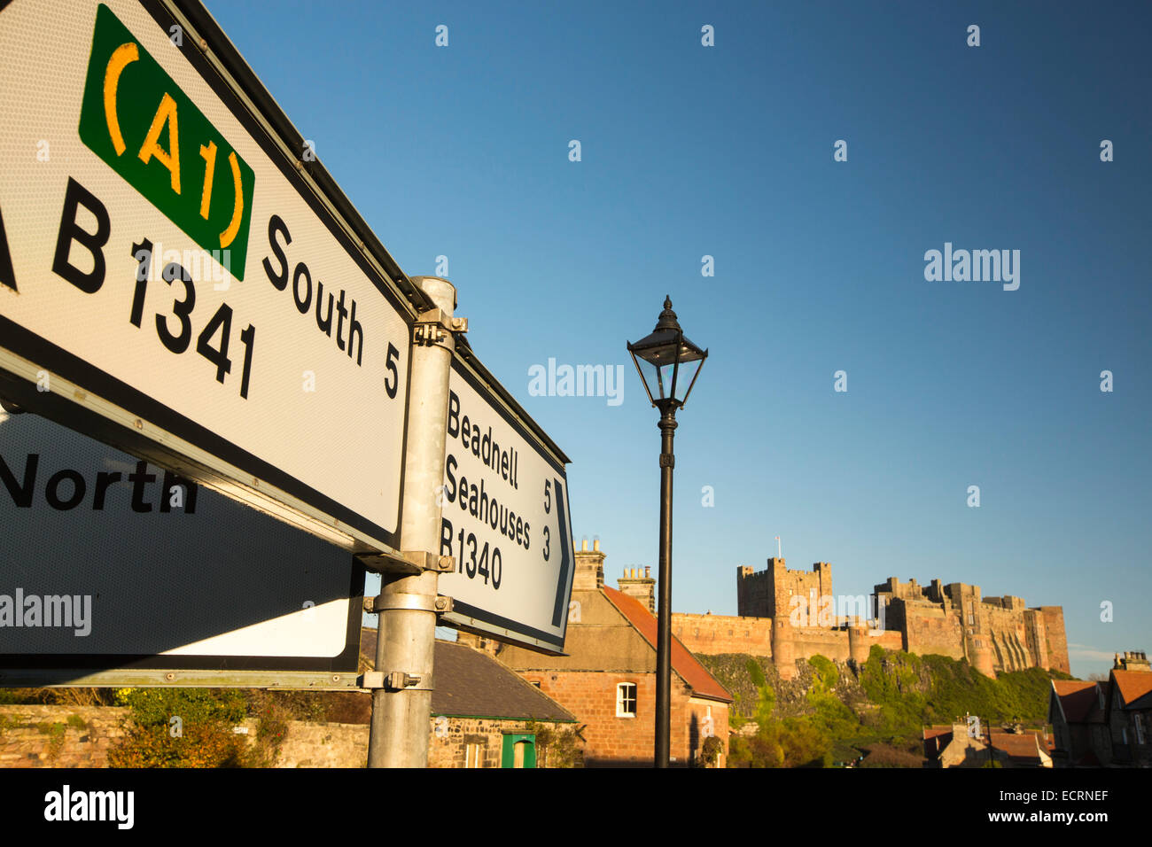 Il castello di Bamburgh e bamburgh village, Northumberland, Regno Unito. Foto Stock
