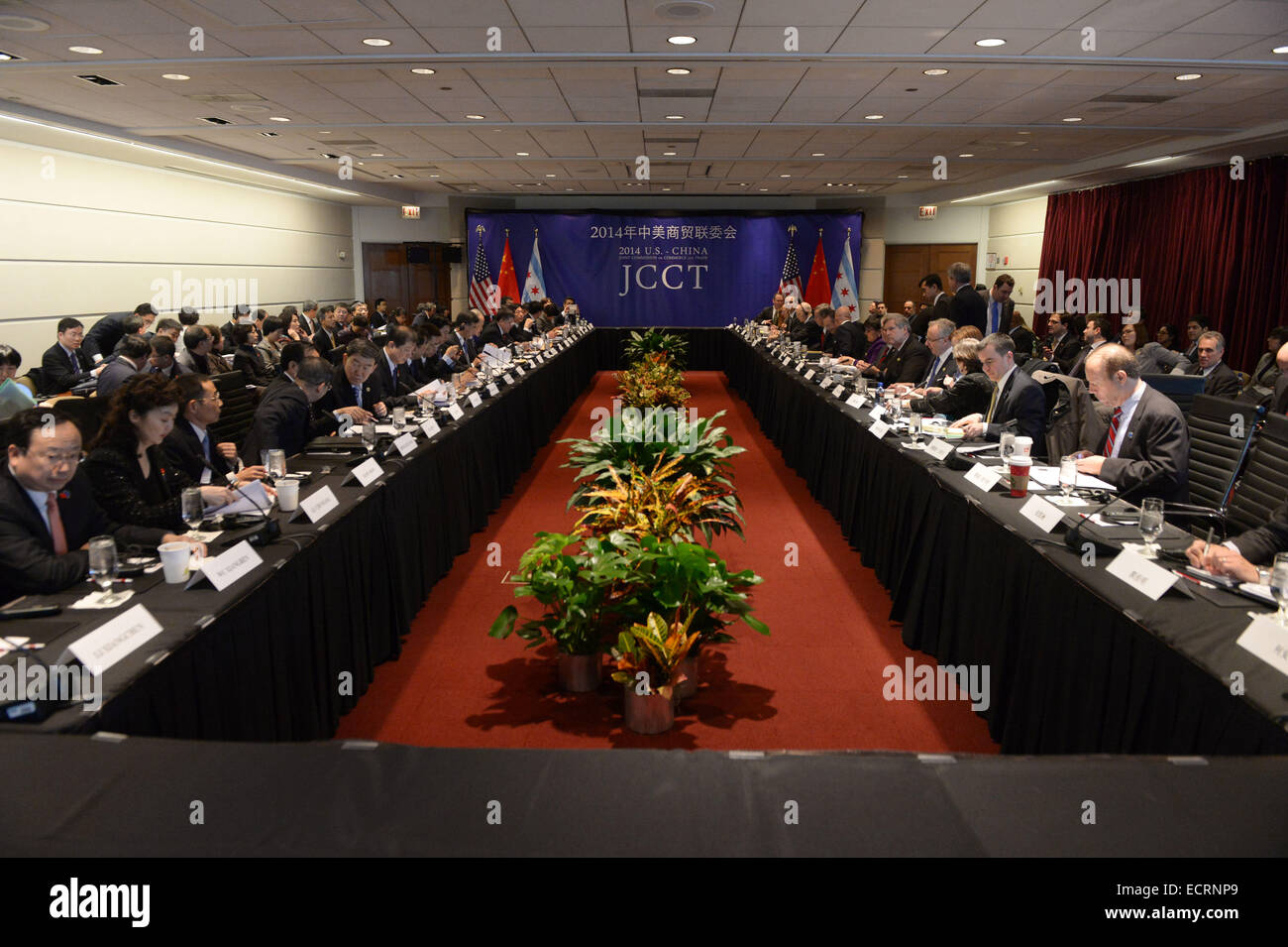 Chicago, Stati Uniti d'America. Xviii Dicembre, 2014. Il XXV Assemblea Plenaria della Cina-STATI UNITI Commissione mista di commercio e scambi (JCCT) è tenuto a Chicago, negli Stati Uniti, Dic 18, 2014. Il cinese e il governo americano funzionari il giovedì si è riunito per il commercio annuale colloqui in Chicago, una città negli Stati Uniti stato dell'Illinois, nella speranza di rafforzare la cooperazione futura potenziale. © Yin Bogu/Xinhua/Alamy Live News Foto Stock