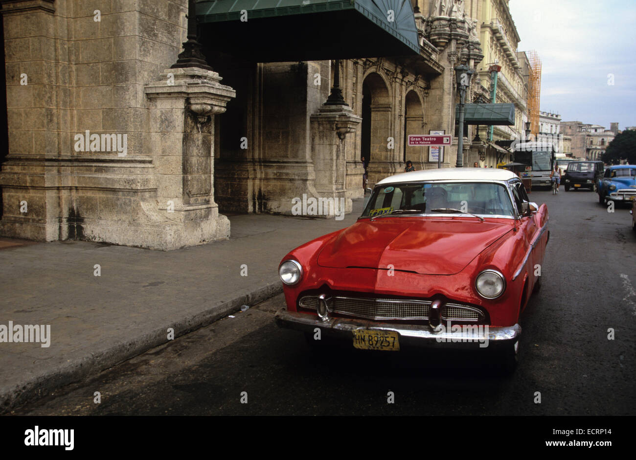 Vintage American Cars - dagli anni quaranta e cinquanta, ancora a vagare per le strade di l'Avana, Cuba. Foto Stock