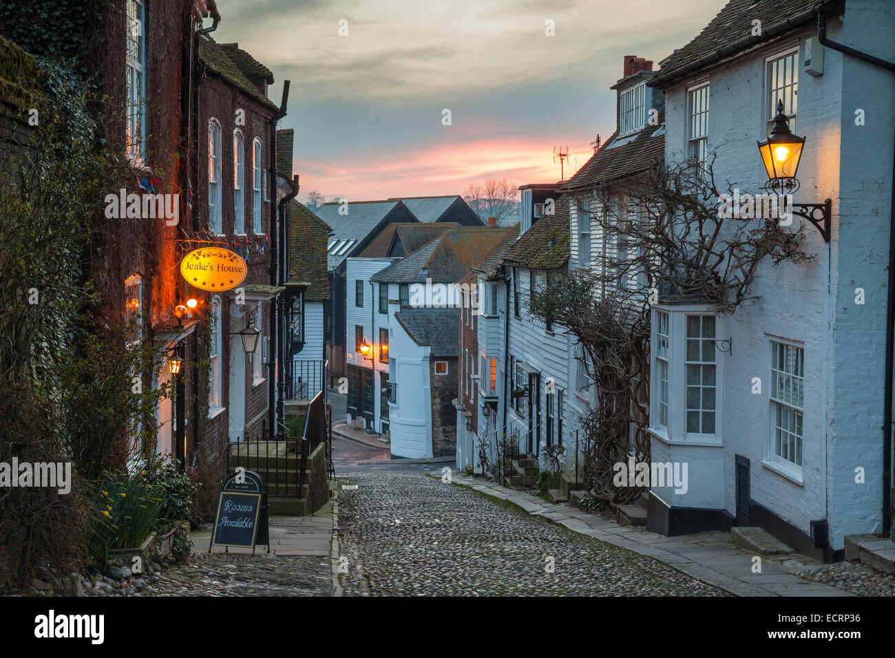 Di sera su Mermaid Street in segale, East Sussex, Inghilterra. Foto Stock