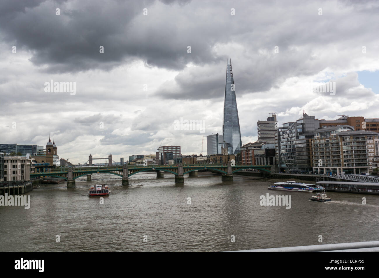 Sul fiume Tamigi con il Tower bridge in background Foto Stock