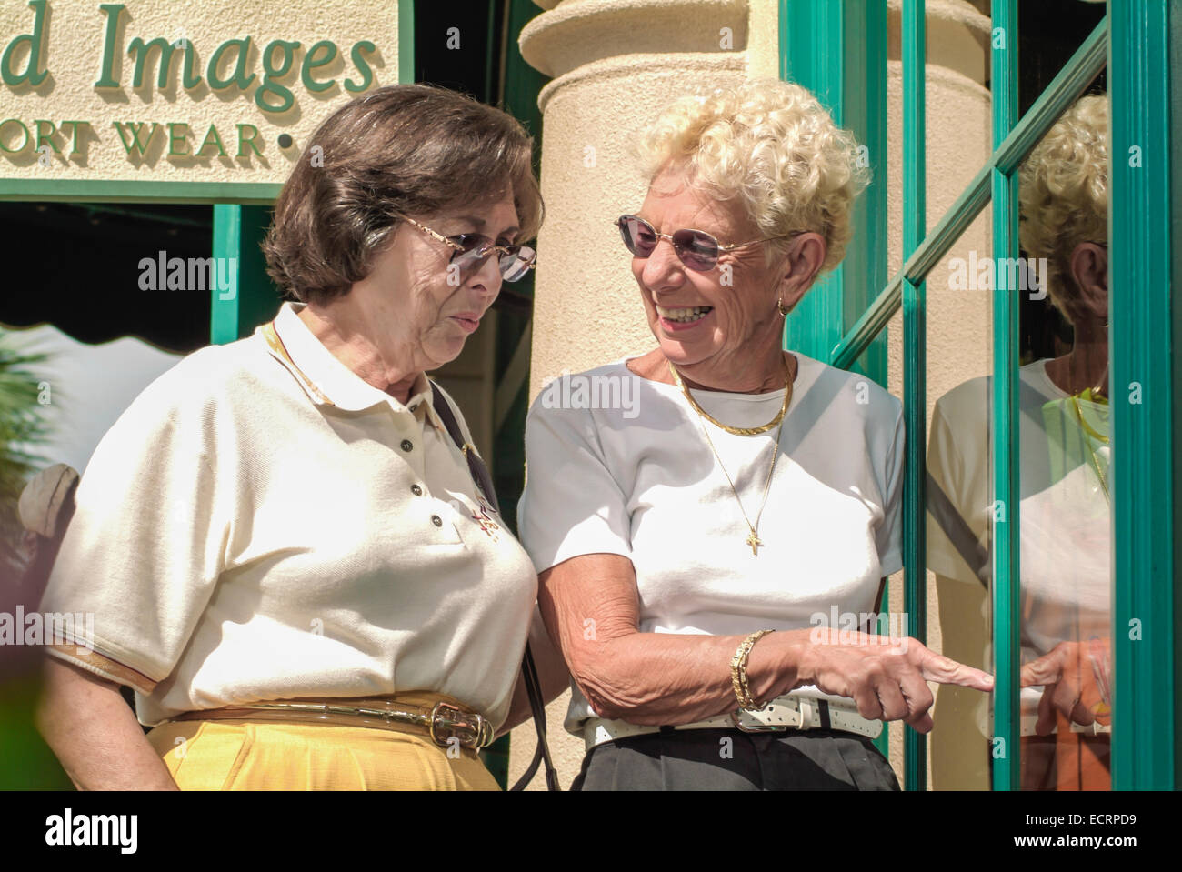 Le donne anziane marciapiede window shopping Foto Stock