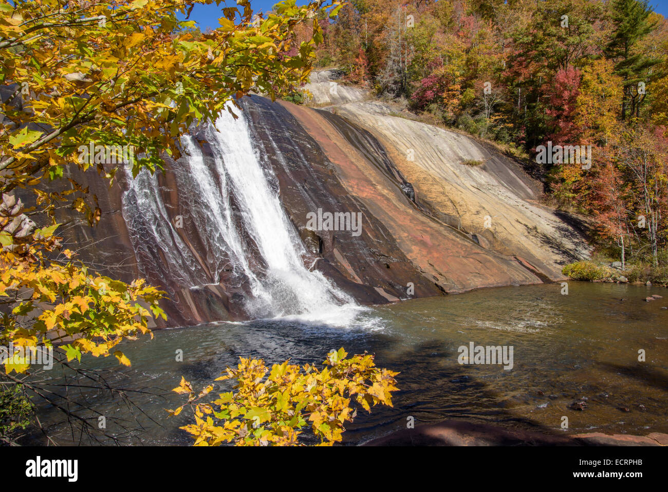Acqua a cascata verso il basso la caduta di massi. Toxaway Falls, Carolina del Nord Foto Stock