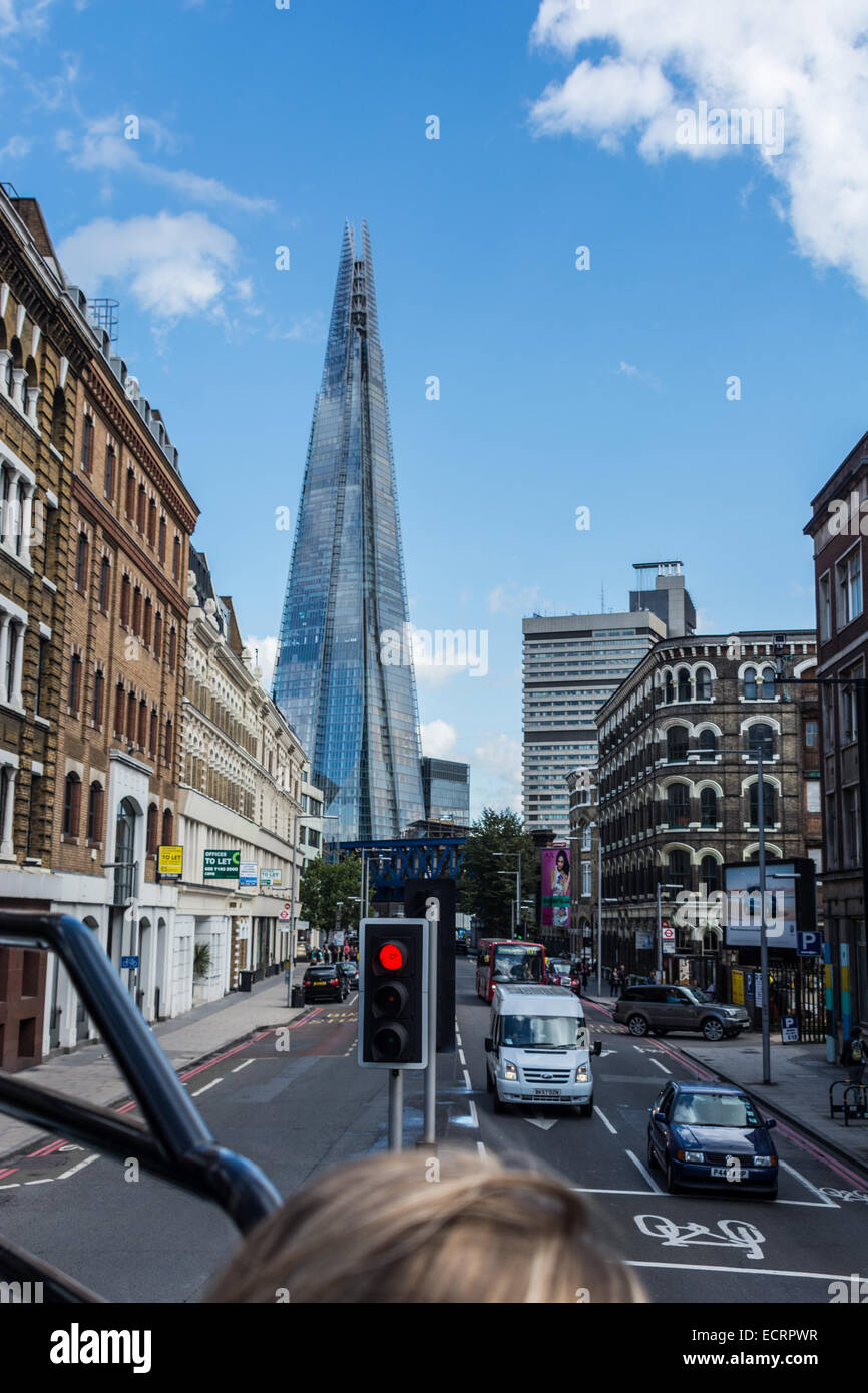 La Shard svettante su Londra, fotografato a Londra, Regno Unito. Costruito nel 2012 e in piedi 306 metri di altezza, la Shard è attualmente il più grande edificio nell' Unione europea e di una nuova attrazione di Londra. Foto Stock