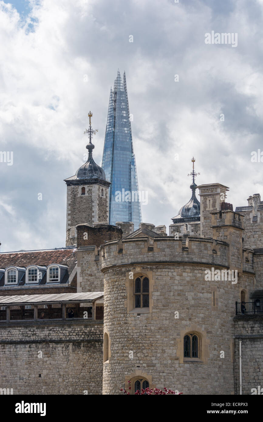 Torre di Londra - Parte degli storici palazzi reali, scatola dei gioielli della Corona.con il Coccio in thebackground. Foto Stock
