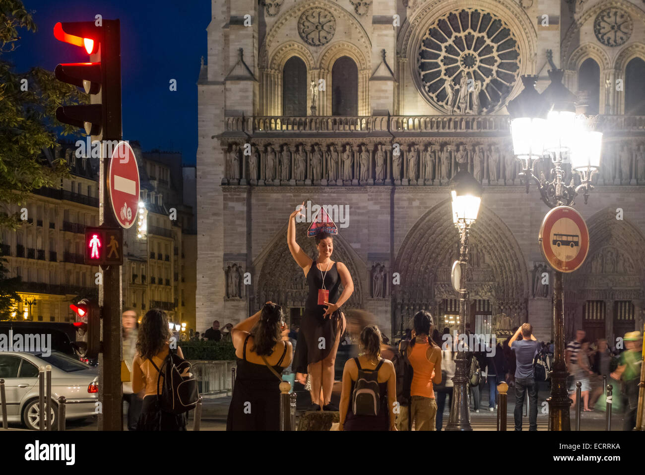 Le giovani donne a Hen notte davanti a Notre Dame de Paris. Addio al nubilato di partito, galline notte, partito di gallina, Galline Party, gallina, galline fare Foto Stock