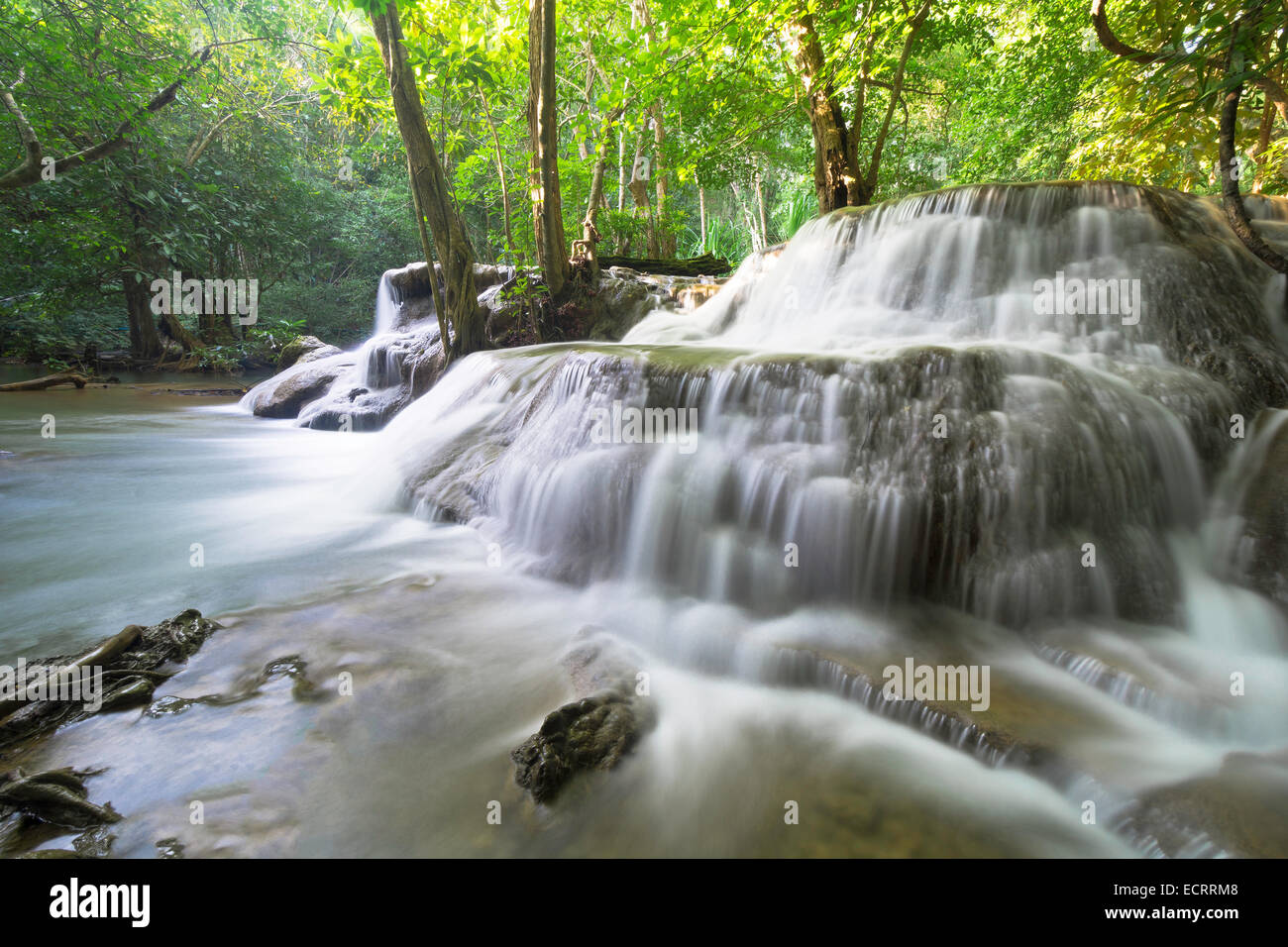Cascata Huaymaekamin, stazione sette in nome Kaow Rom, al profondo della foresta di pioggia jungle, Kanchanaburi Thailandia Foto Stock