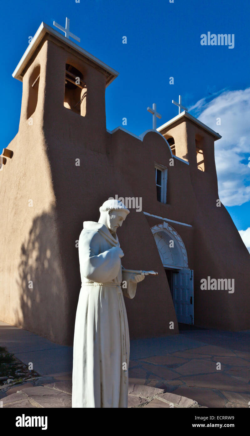 Statua di San Francesco a SAN FRANCISCO DE ASIS chiesa costruita nel 1813 - TAOS NEW MEXICO Foto Stock