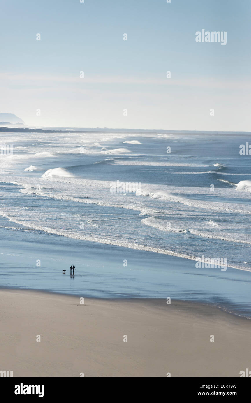 Facendo una passeggiata sulla spiaggia di agata sulla costa dell'Oregon. Foto Stock