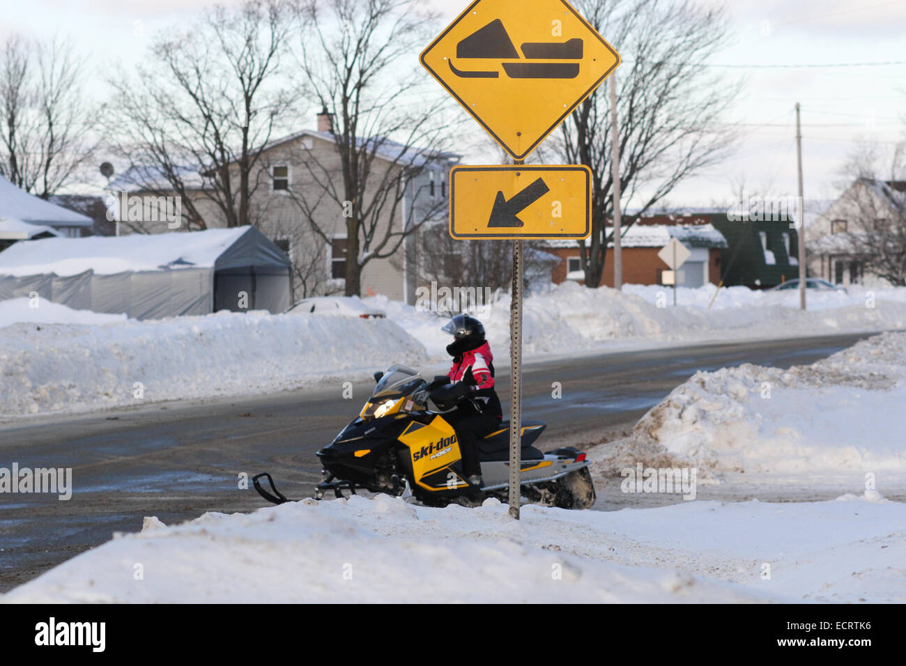 Una ski-doo incrocio in una piccola città di Québec in Canada Foto Stock