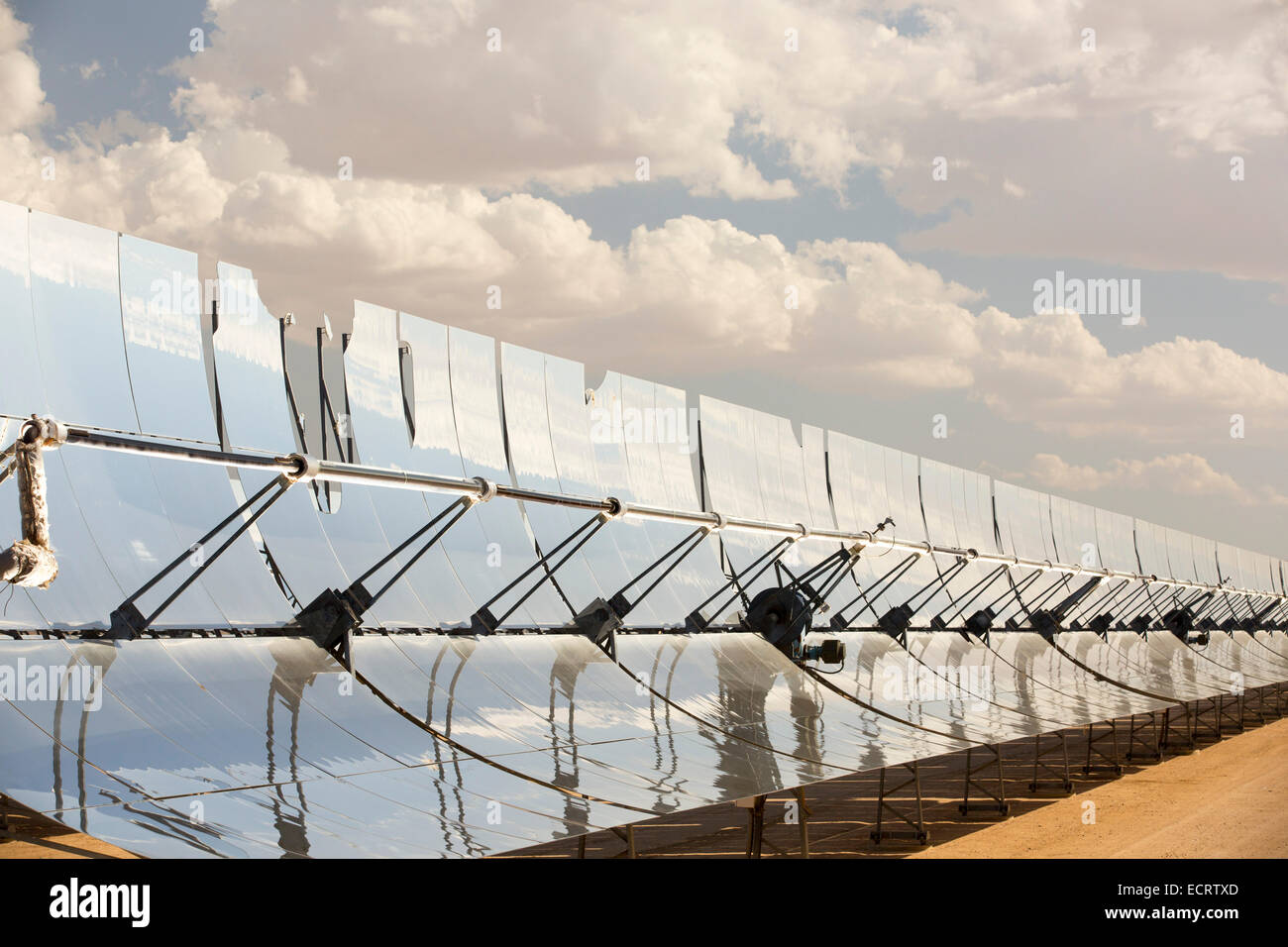 Kramer Junction,il secondo più grande di energia solare termica stazione di potenza, California, Stati Uniti d'America. Foto Stock