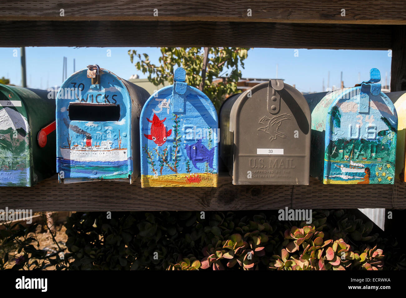 Caselle colorate per i residenti della Galilea Harbour houseboats, Sausalito, California, Stati Uniti Foto Stock