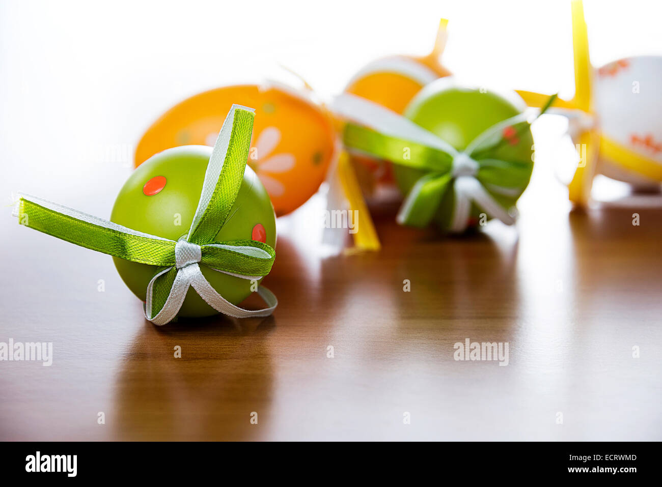 Il periodo di Pasqua: uova dipinta su una tavola di legno Foto Stock