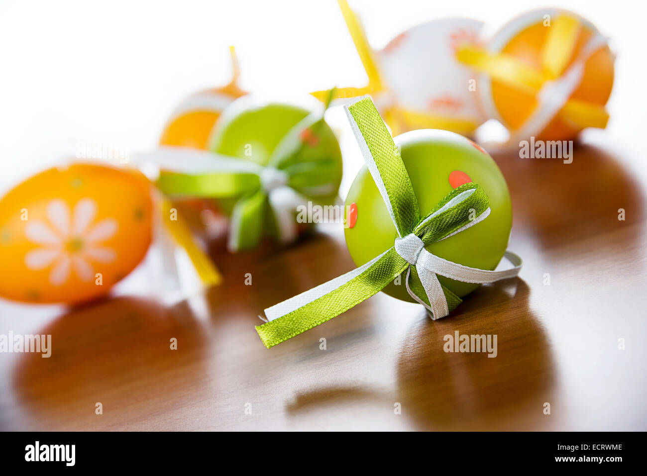 Il periodo di Pasqua: uova dipinta su una tavola di legno Foto Stock