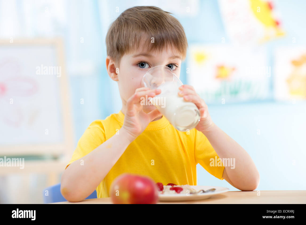 Bambino bere bevande sane a casa Foto Stock