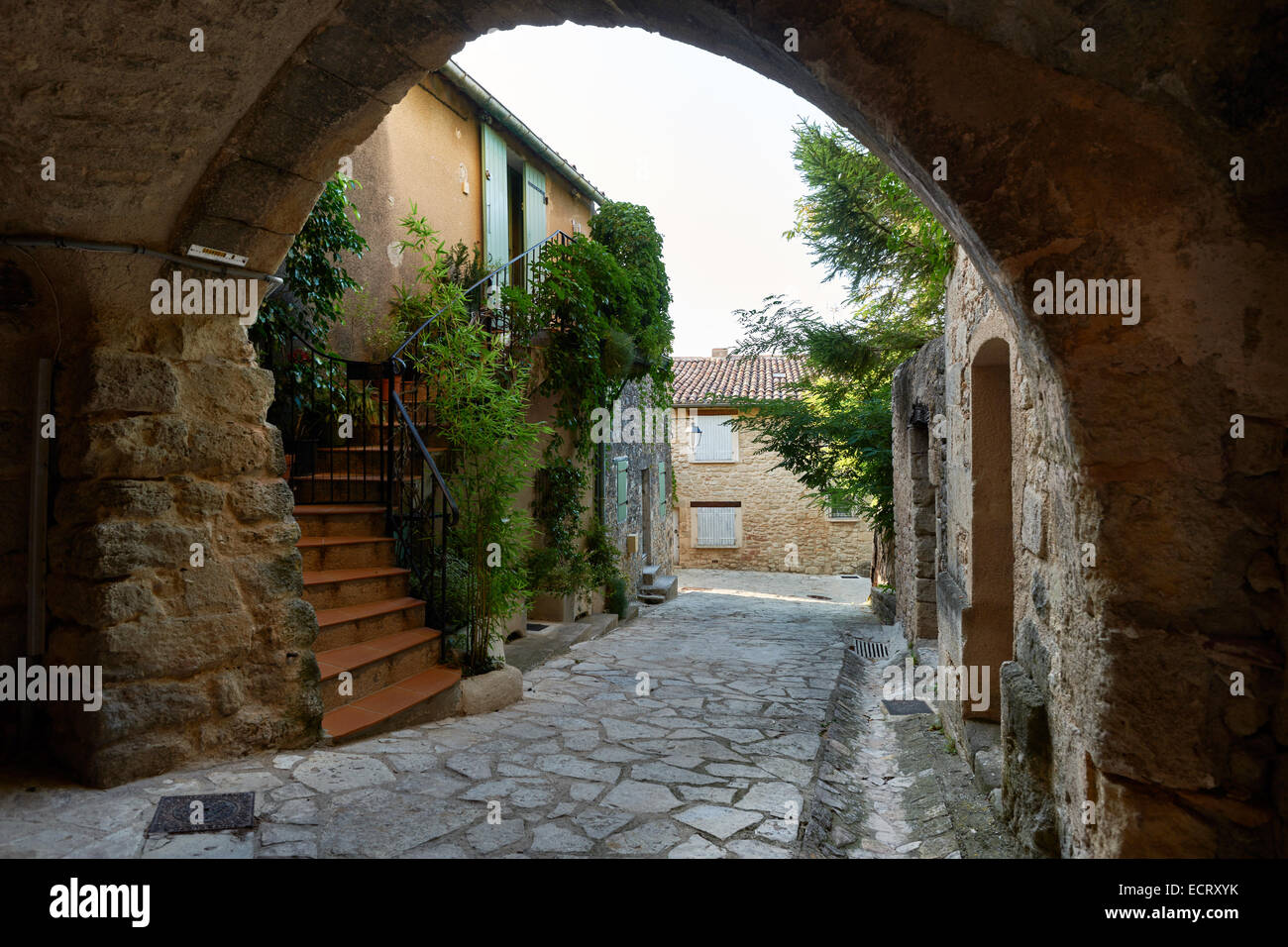 Tipica strada nel borgo antico di Grambois, il sud della Francia, regione della Provenza, con vecchie case di pietra e le strade lastricate. Foto Stock