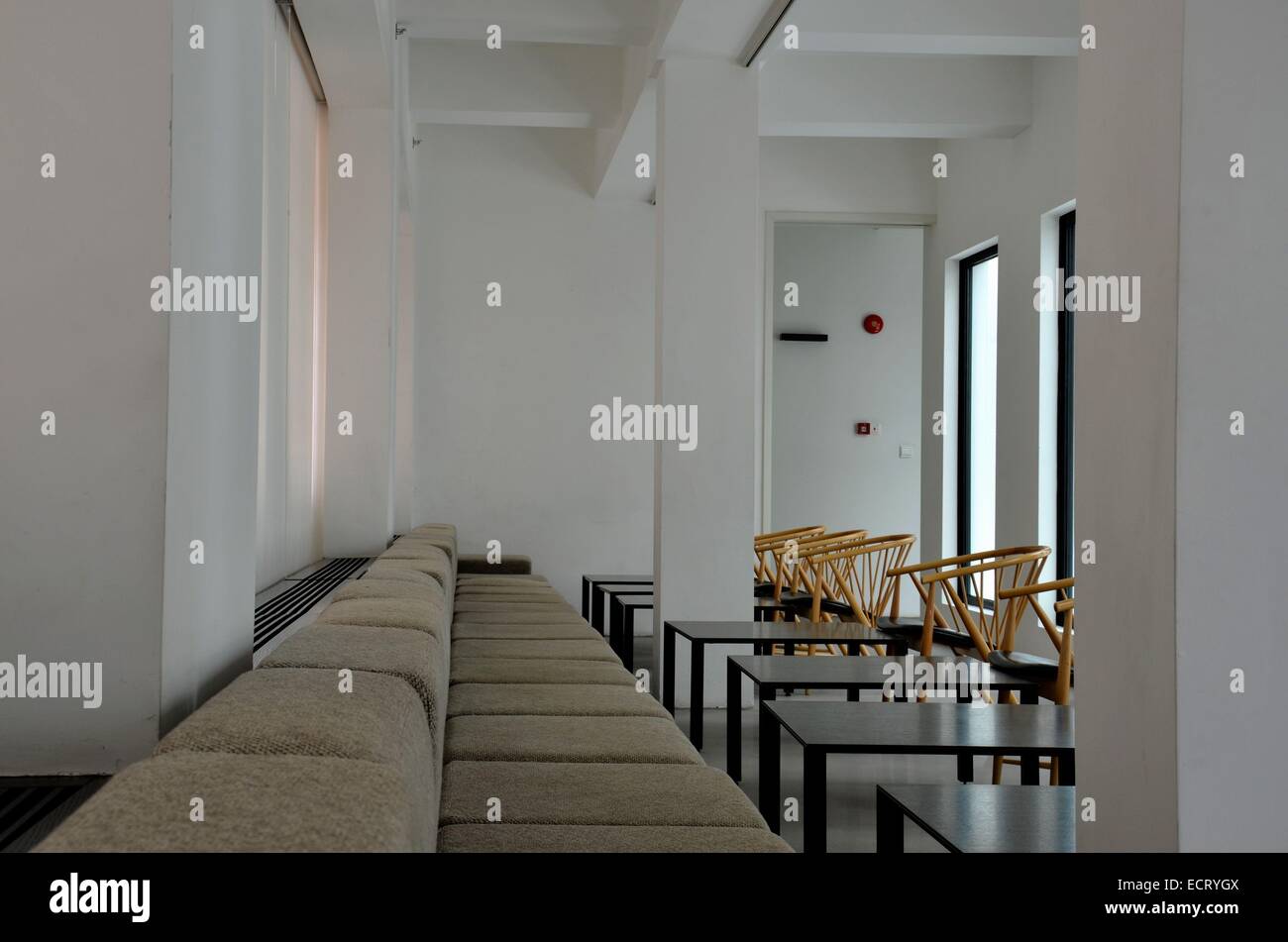 Divani tavoli e sedie di canna nella moderna impostazione minimalista Foto  stock - Alamy