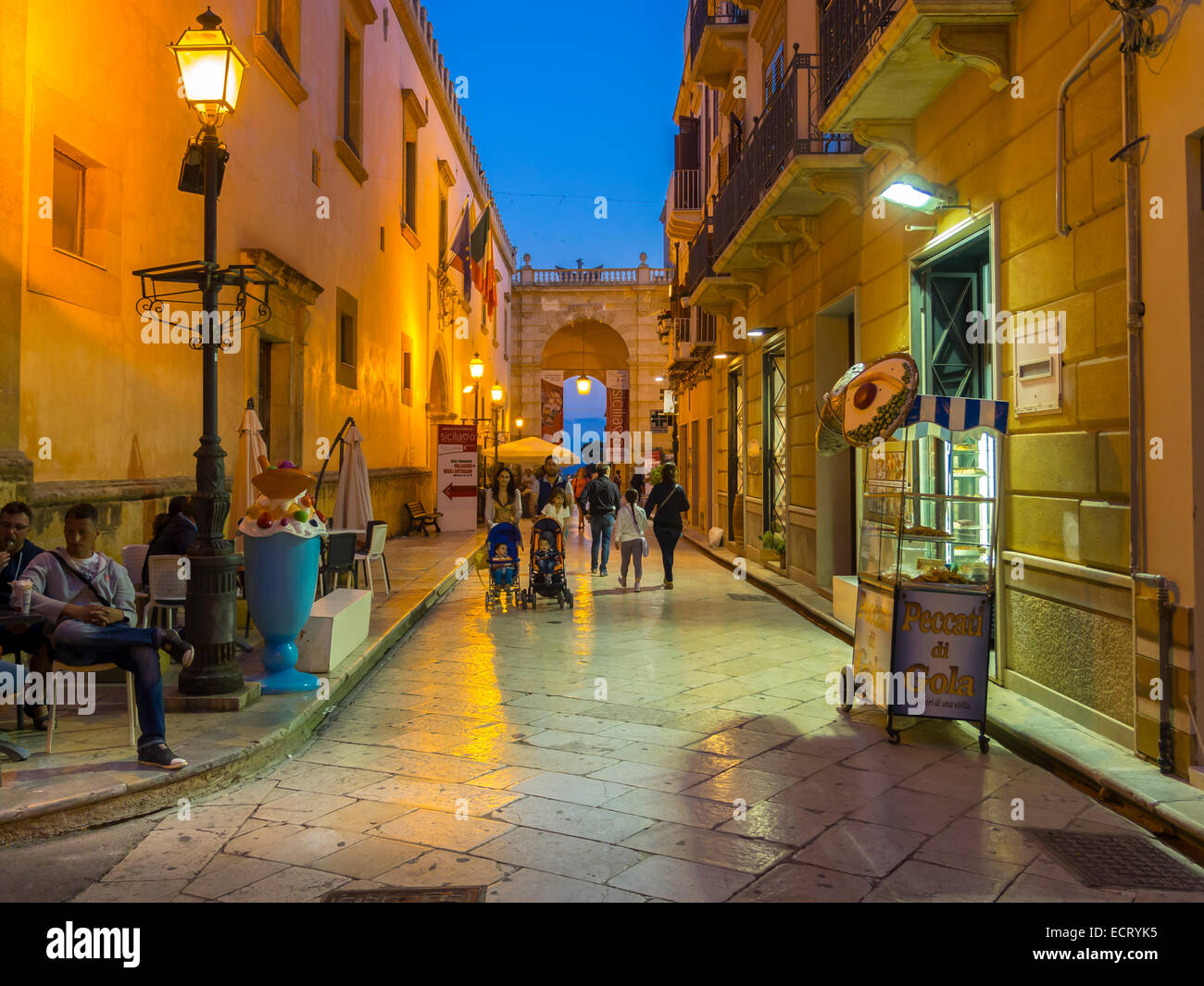 Italia Sicilia Provincia di Trapani Marsala Centro Storico Vicolo di sera  Foto stock - Alamy