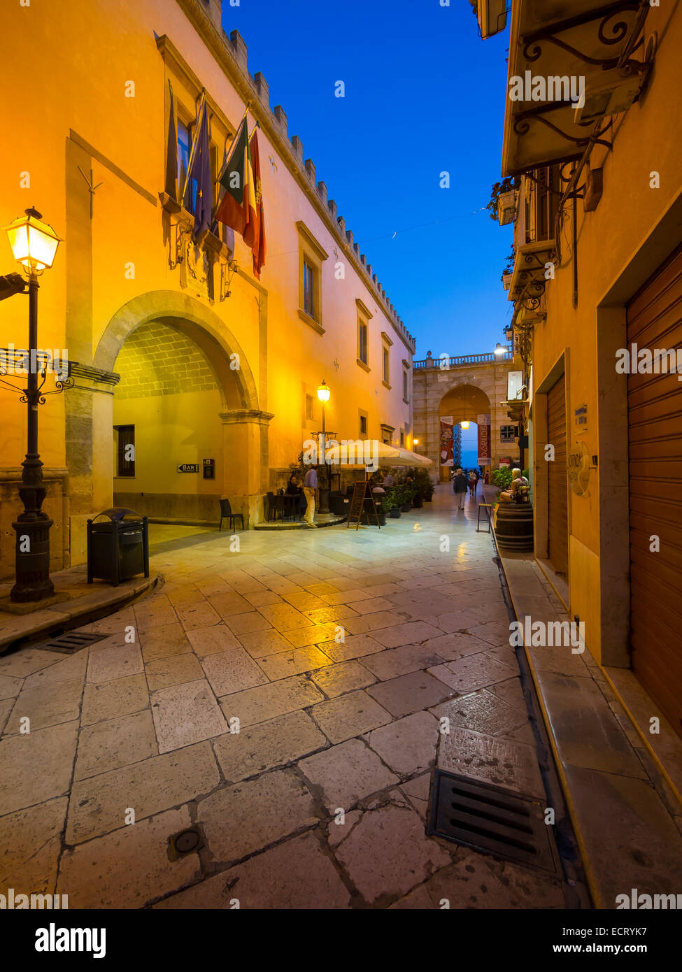 Italia Sicilia Provincia di Trapani Marsala Old Town Lane di sera Foto  stock - Alamy