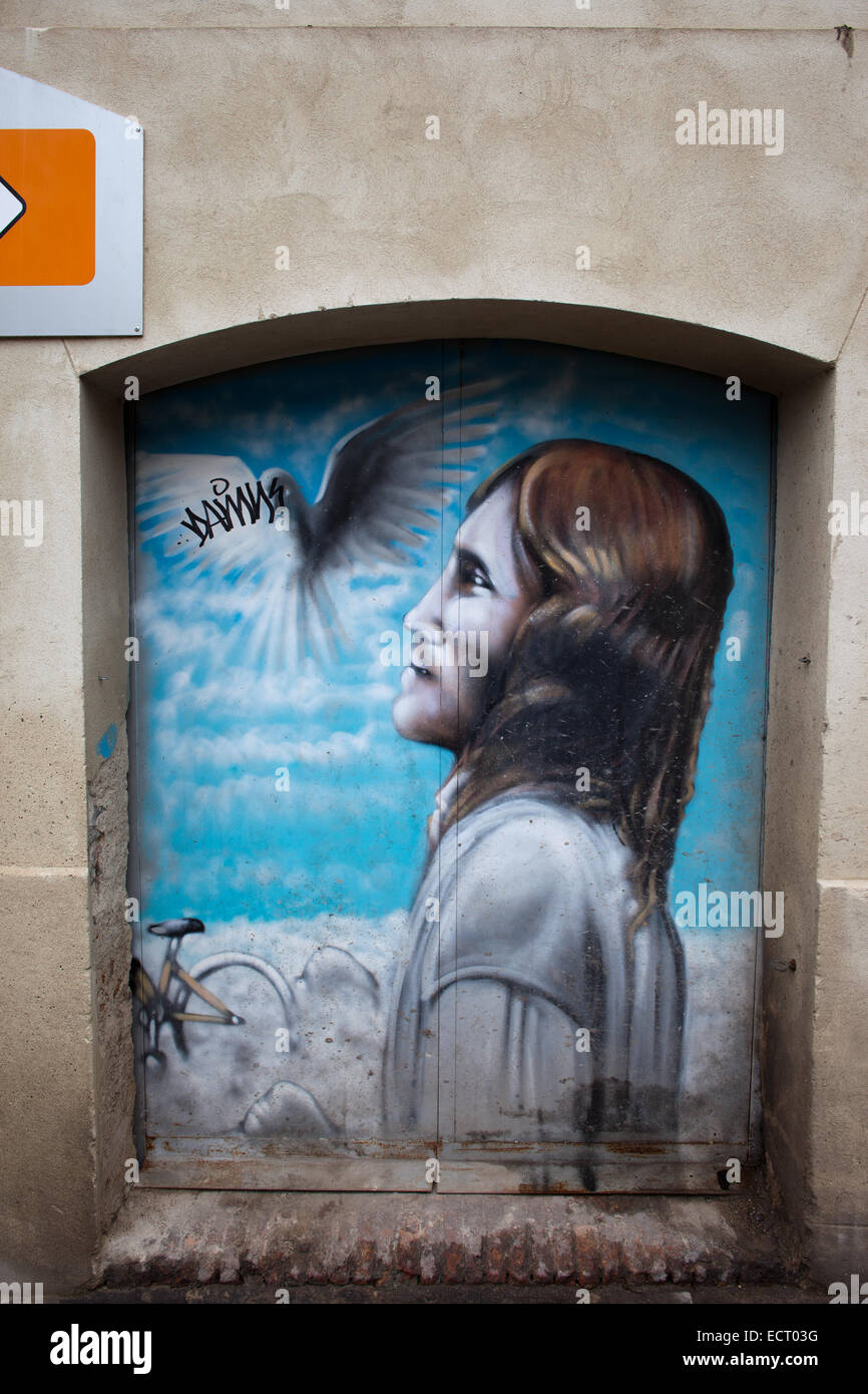 Gesù come persona e piccione bianco della pace, murale sulla porta a Barcellona, in Catalogna, Spagna Foto Stock