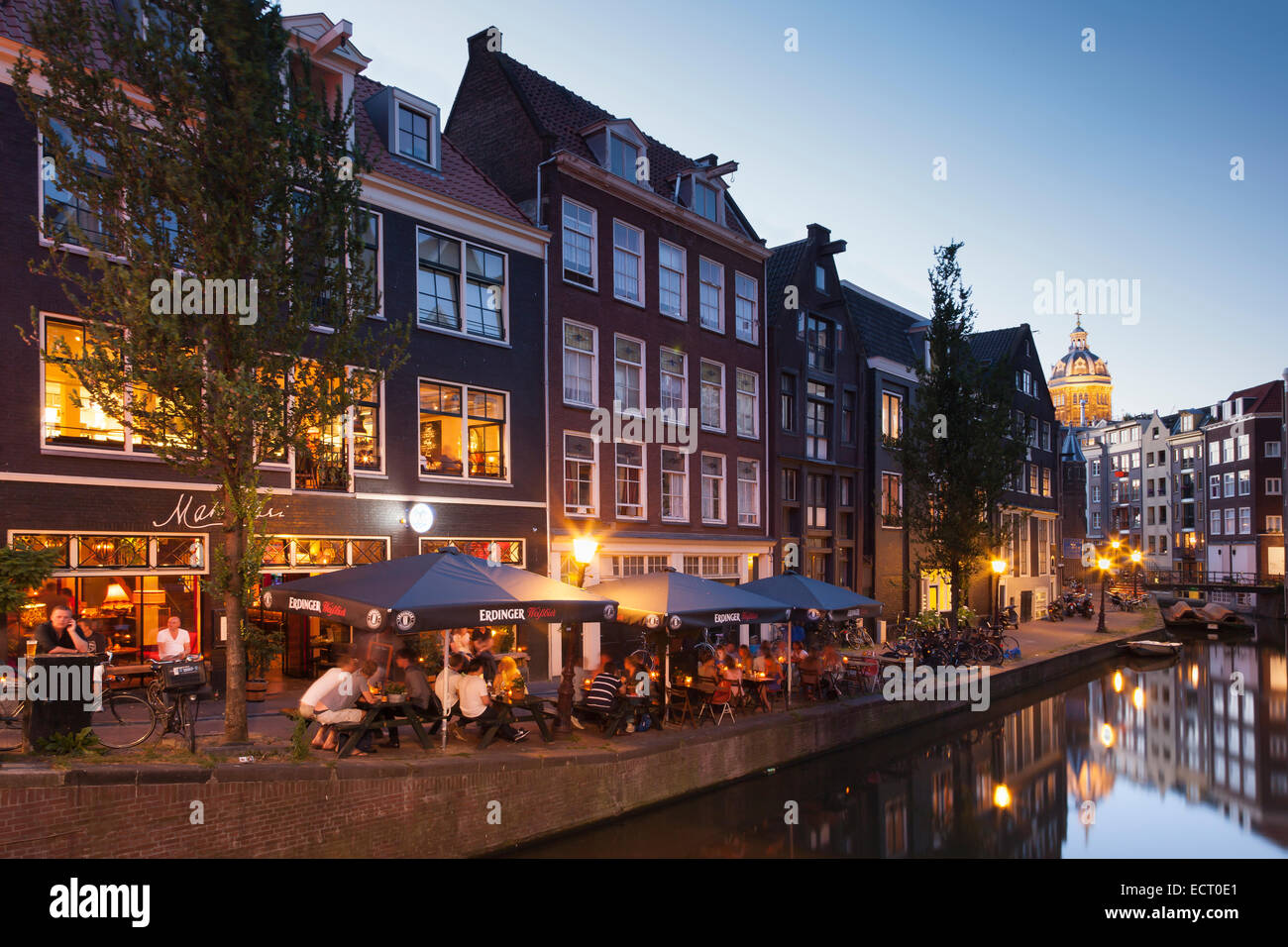 Paesi Bassi Amsterdam Oudezijds Achterburgwal Ristorante a canal Foto Stock