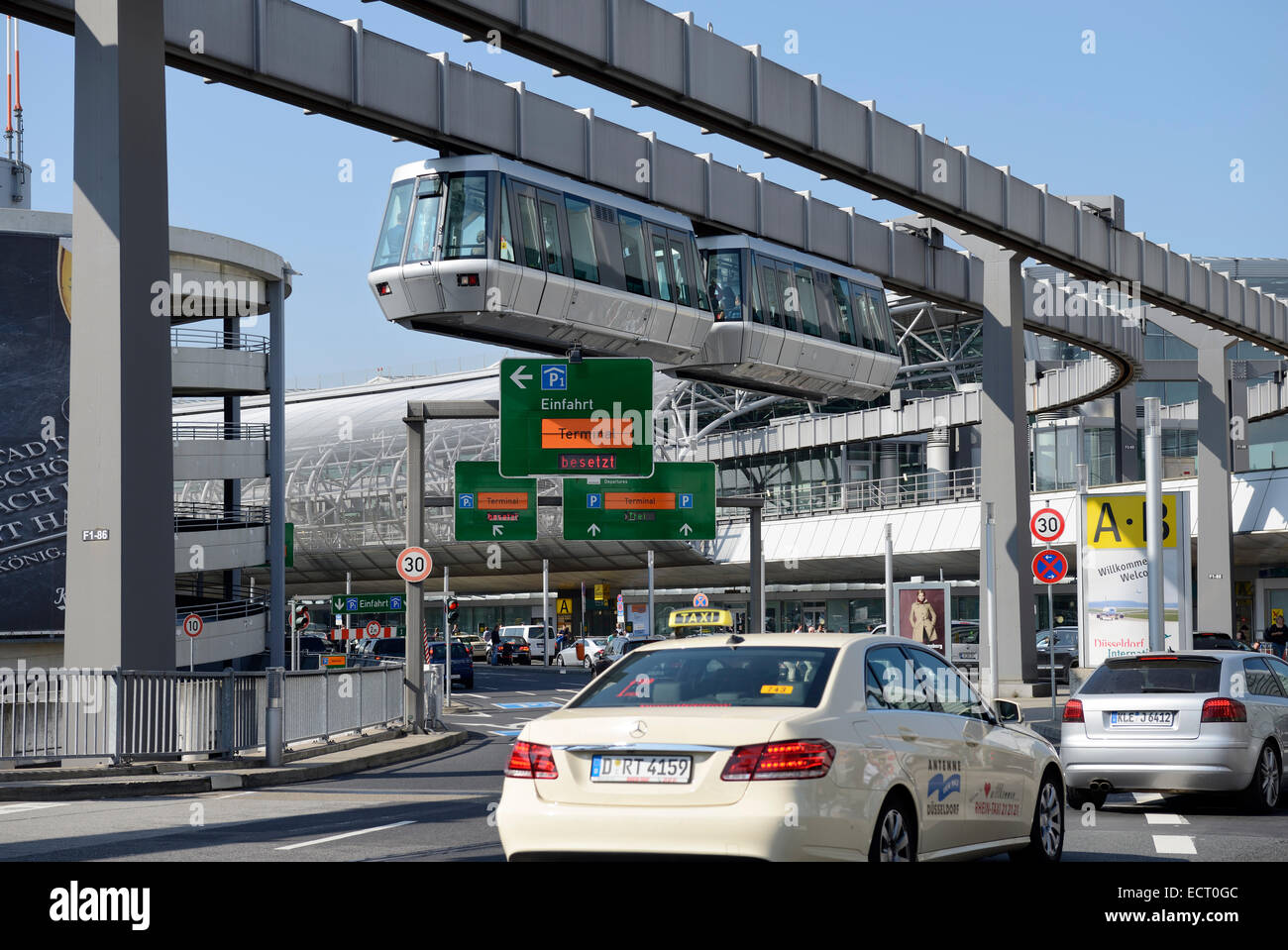 Germania Renania settentrionale-Vestfalia Duesseldorf Airport Skytrain viale di accesso alla sala partenze Foto Stock