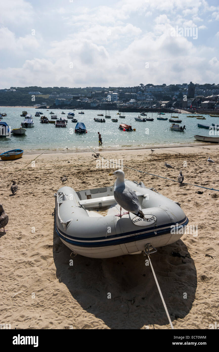 Regno Unito Inghilterra Cornovaglia St Ives barca sulla spiaggia Foto Stock