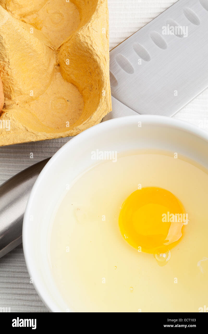 Uovo crudo in una ciotola bianco. Foto Stock
