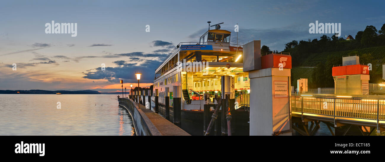 Germania Baden-Wuerttemberg il lago di Costanza a Meersburg traghetto al molo al tramonto Foto Stock