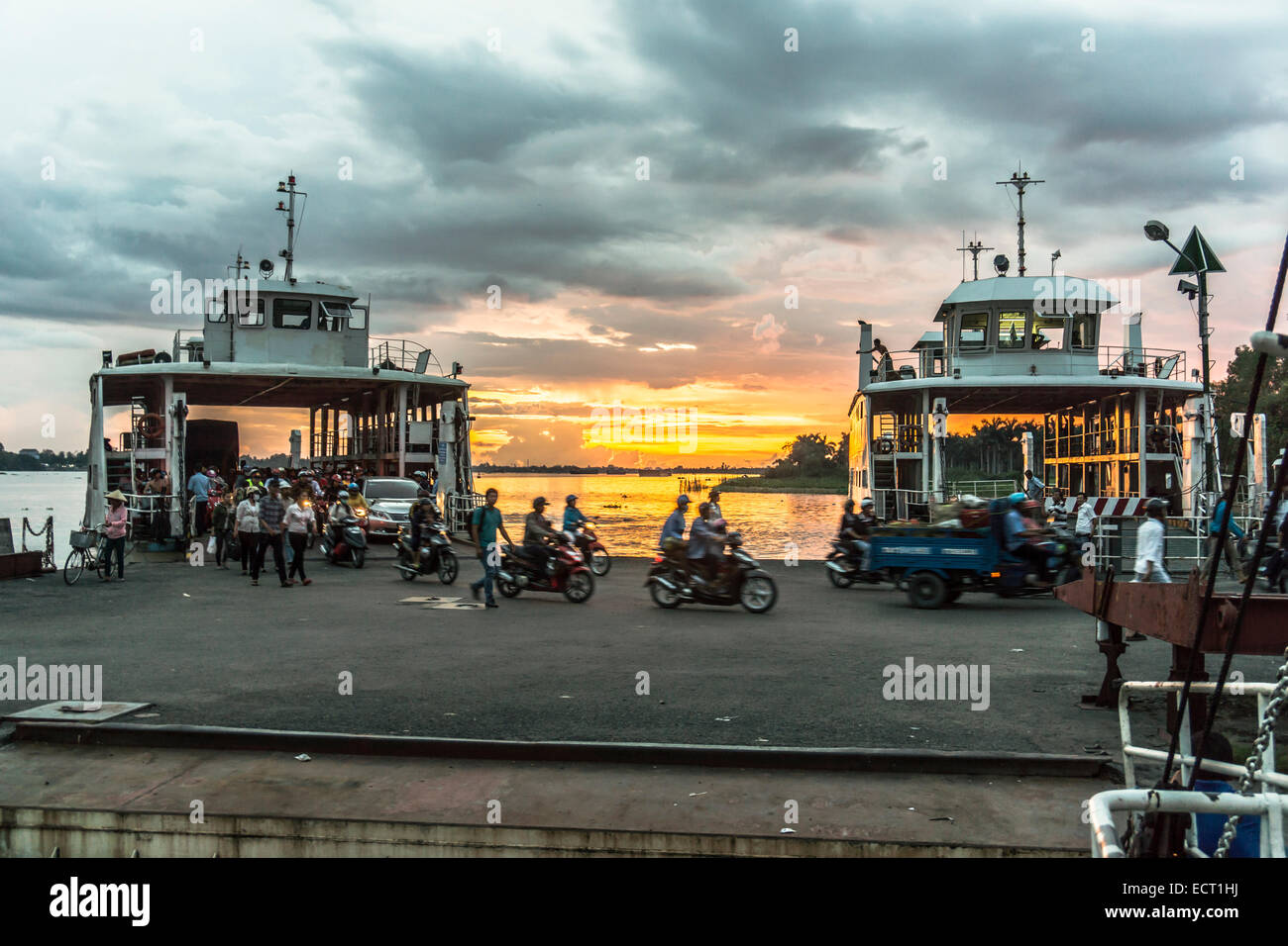 Il Vietnam Dong Thap Cao Lanh due traghetti al molo al tramonto Foto Stock