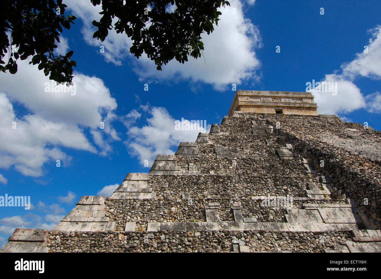 Piramide di Kukulkan, il castello, le rovine Maya di Chichen Itza, Riviera Maya, la penisola dello Yucatan, Messico Foto Stock