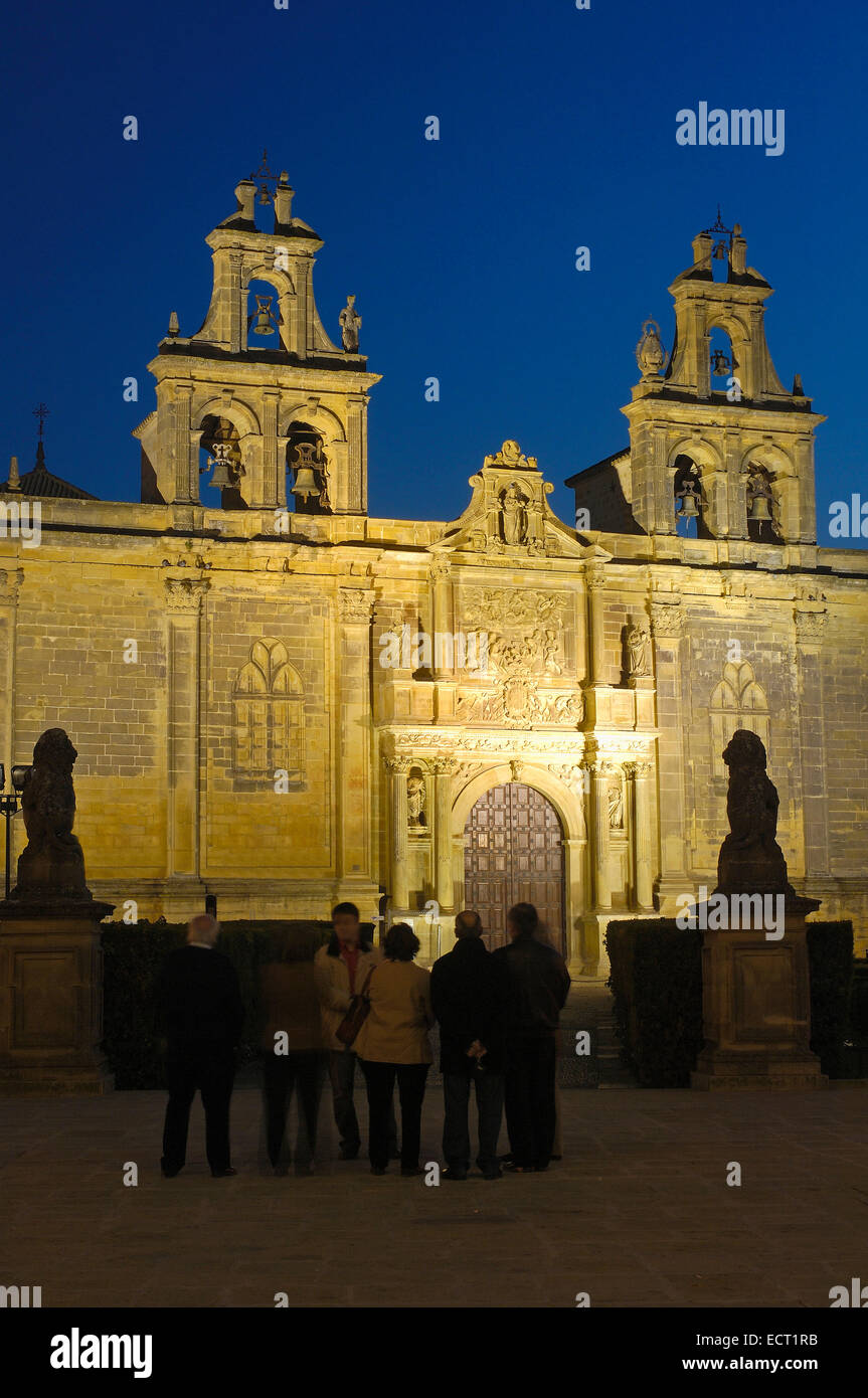 Chiesa collegiata di Santa María de los Reales Alcázares, XIII - XIX secolo in Plaza Vázquez de Molina al crepuscolo, Úbeda Foto Stock