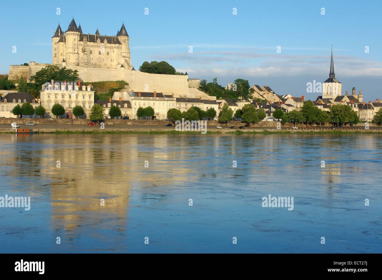 Fiume Loira, castello di Saumur, Chateau de Saumur e St. Pierre Chiesa, Maine-et-Loire Saumur, Valle della Loira, in Francia, in Europa Foto Stock