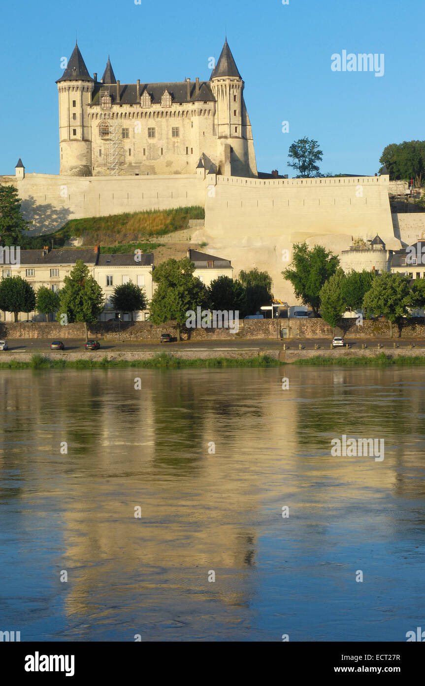 Fiume Loira e Saumur Castello, Chateau de Saumur, Maine-et-Loire Saumur, Valle della Loira, in Francia, in Europa Foto Stock