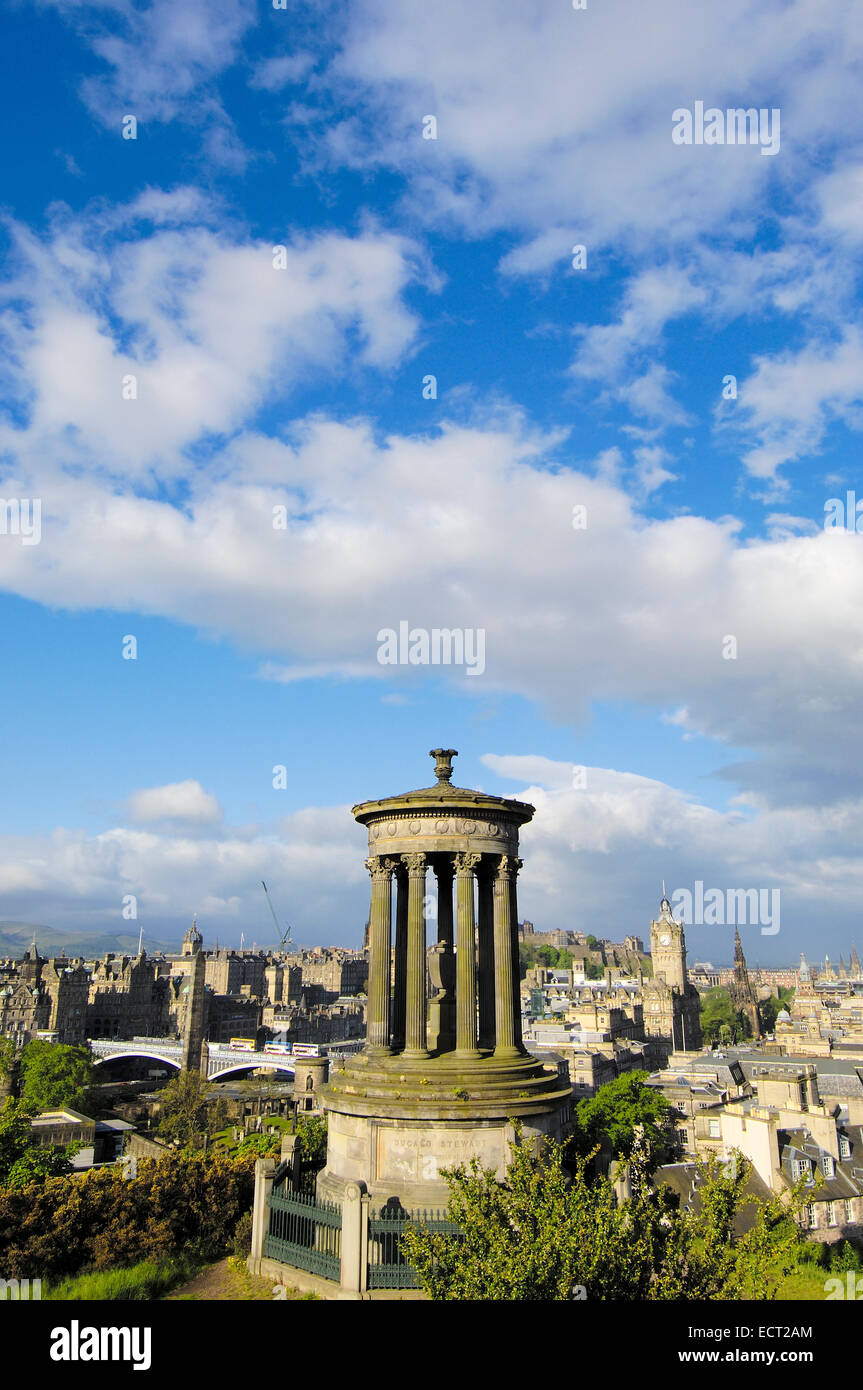 Dugald Stewart monumento e Princes Street a retro, Calton Hill, Edimburgo, Regione di Lothian, Scozia, Regno Unito, Europa Foto Stock