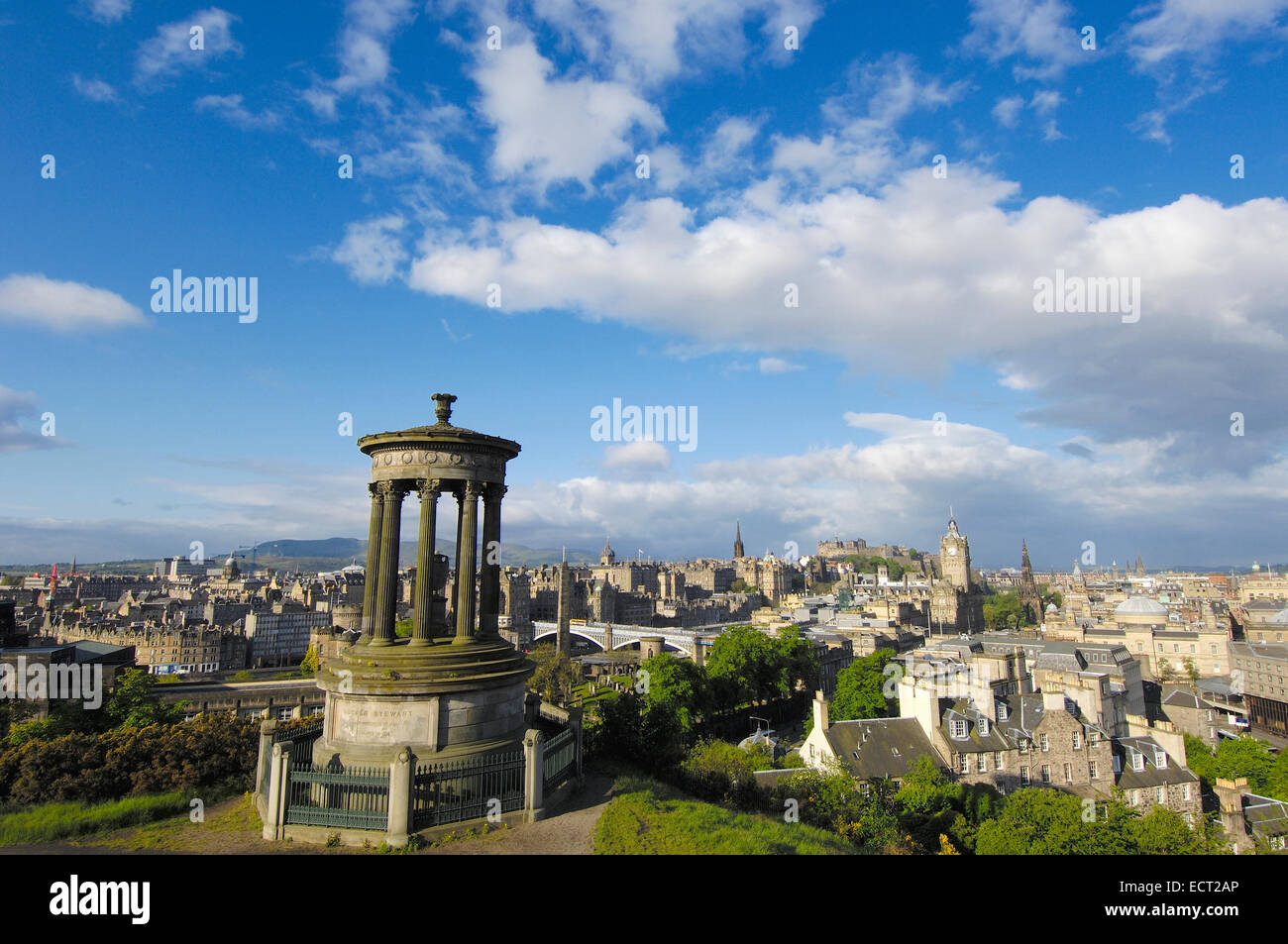 Dugald Stewart monumento e Princes Street a retro, Calton Hill, Edimburgo, Regione di Lothian, Scozia, Regno Unito, Europa Foto Stock
