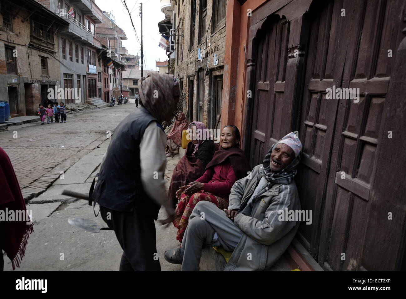 Gli abitanti locali nel villaggio di Khokana elencato nella lista del Patrimonio Mondiale dell'UNESCO in Lalitpur District nella zona di Bagmati del Nepal centrale Foto Stock