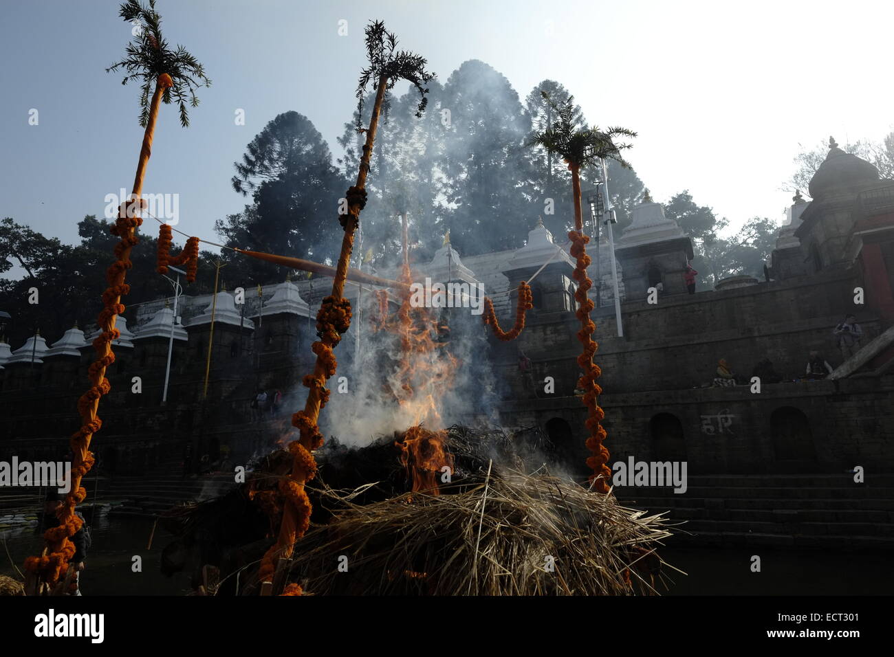 La cremazione dei morti avranno luogo presso il Tempio di Pashupatinath un indù santuario e uno dei più grandi siti di Shiva che si trova sulle rive del fiume Bagmati e elencato nella lista del Patrimonio Mondiale dell'UNESCO a Kathmandu in Nepal Foto Stock