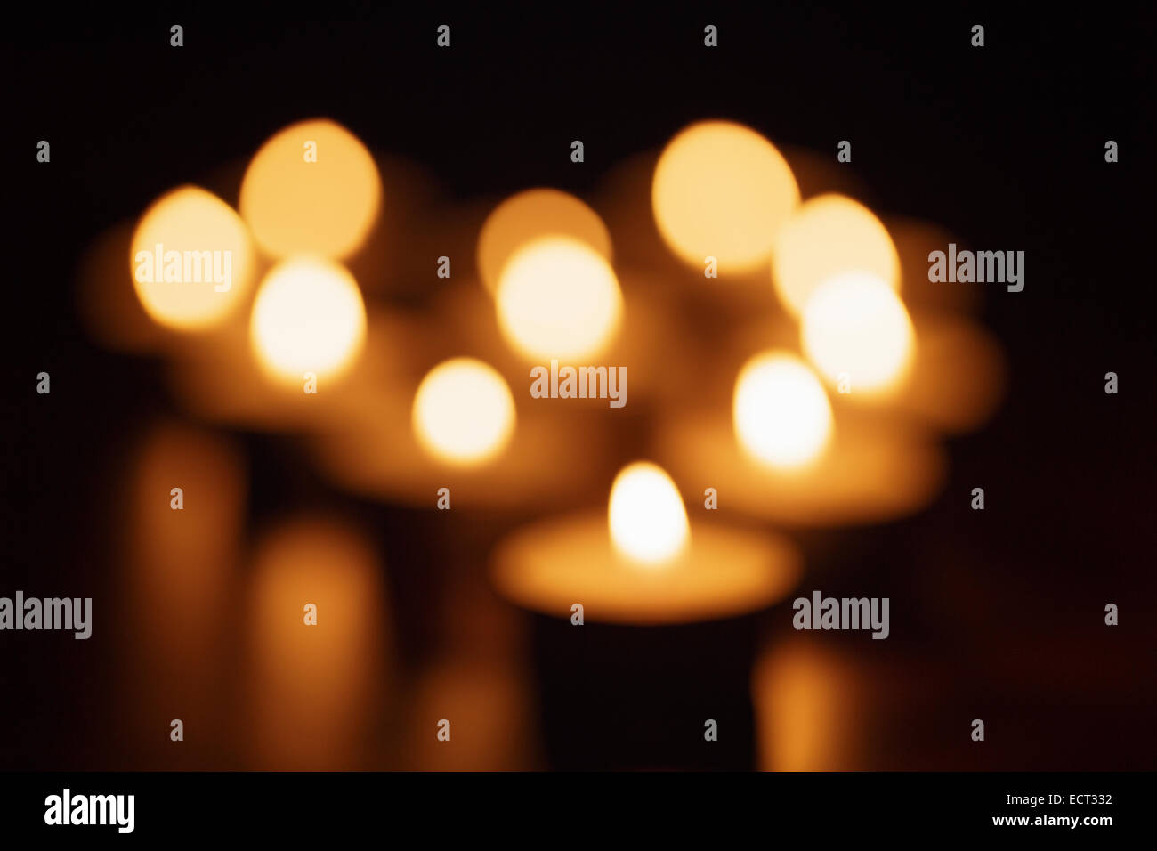 Fuori fuoco foto di candele accese, buona per lo sfondo Foto Stock