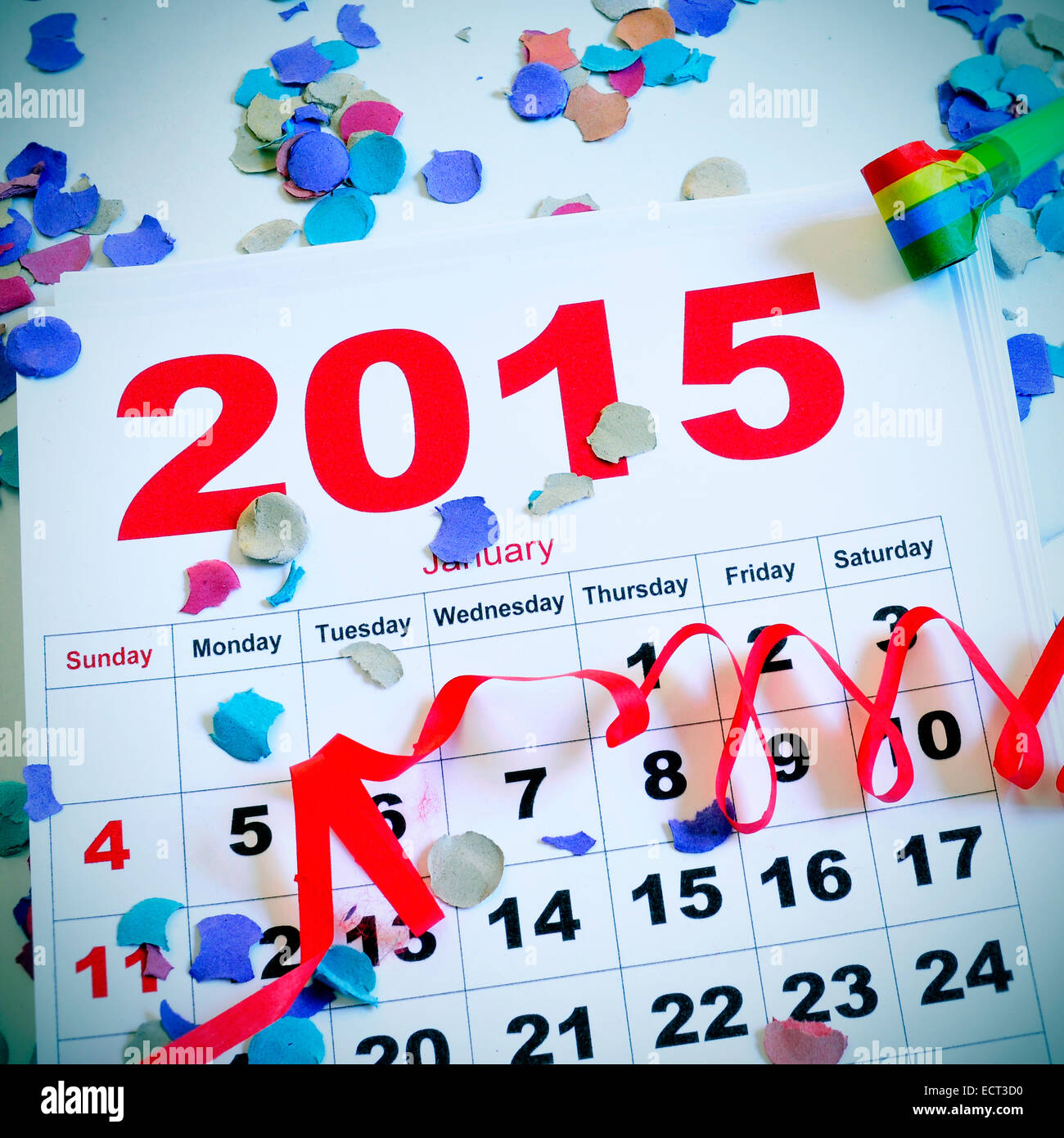 A gennaio 2015 Calendario su una superficie bianca piena di coriandoli stelle filanti e un partito avvisatore acustico Foto Stock