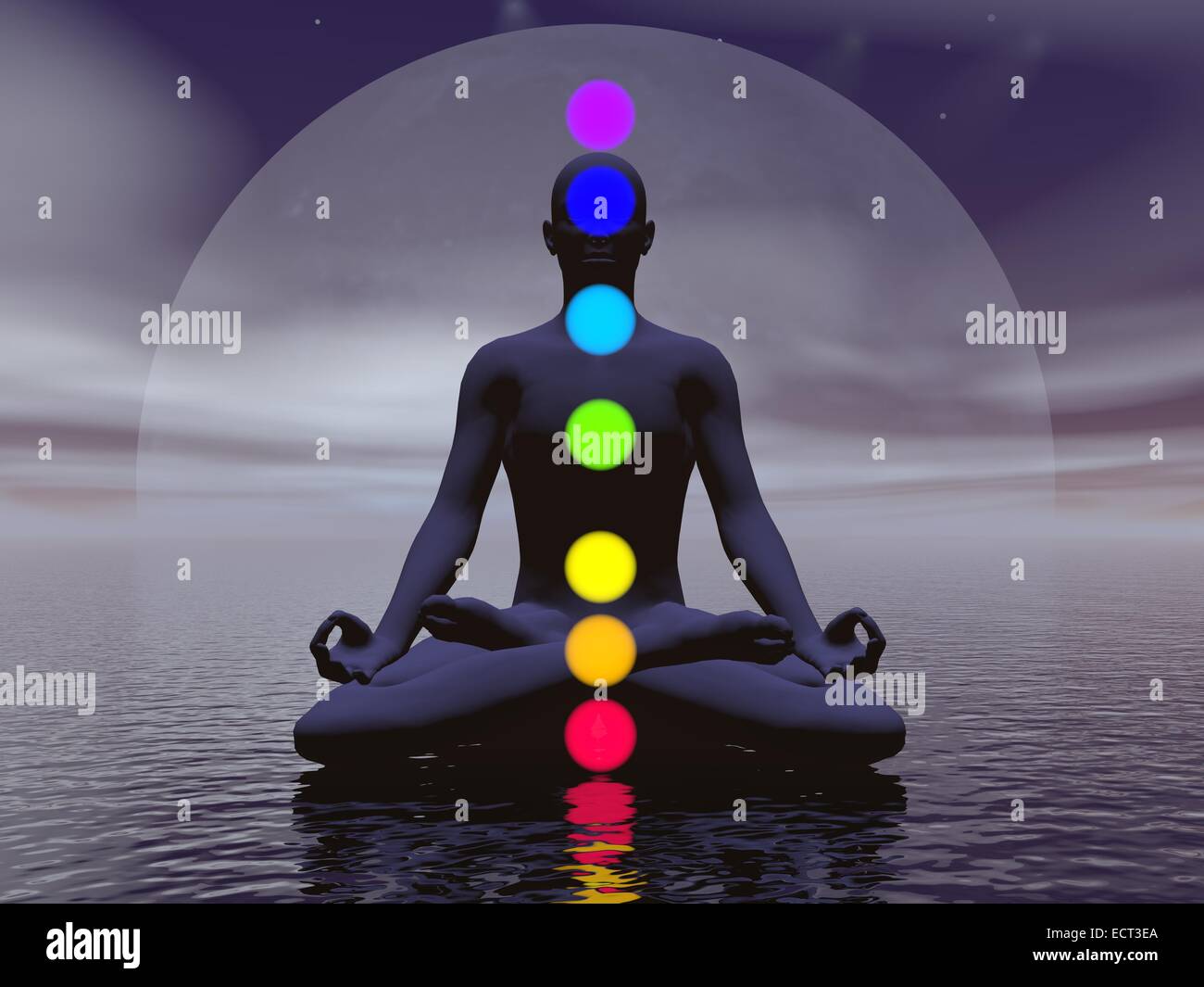 Silhouette di un uomo meditando con sette chakra colorati su ocean dalla luna piena notte oscura Foto Stock