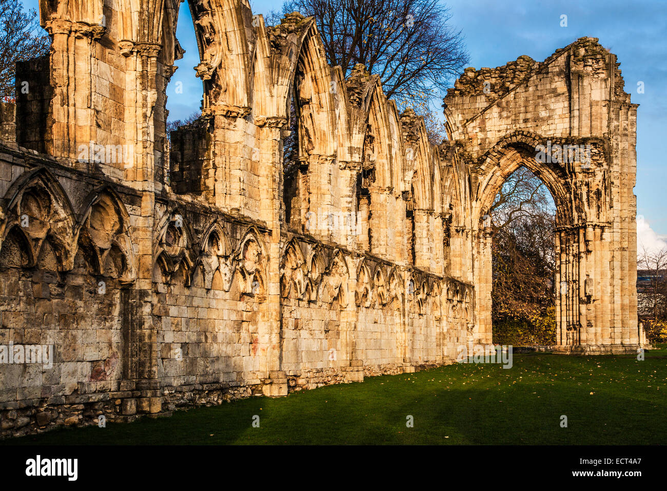 Le Rovine di St.Mary's Abbey nel Museo Giardini, York. Foto Stock