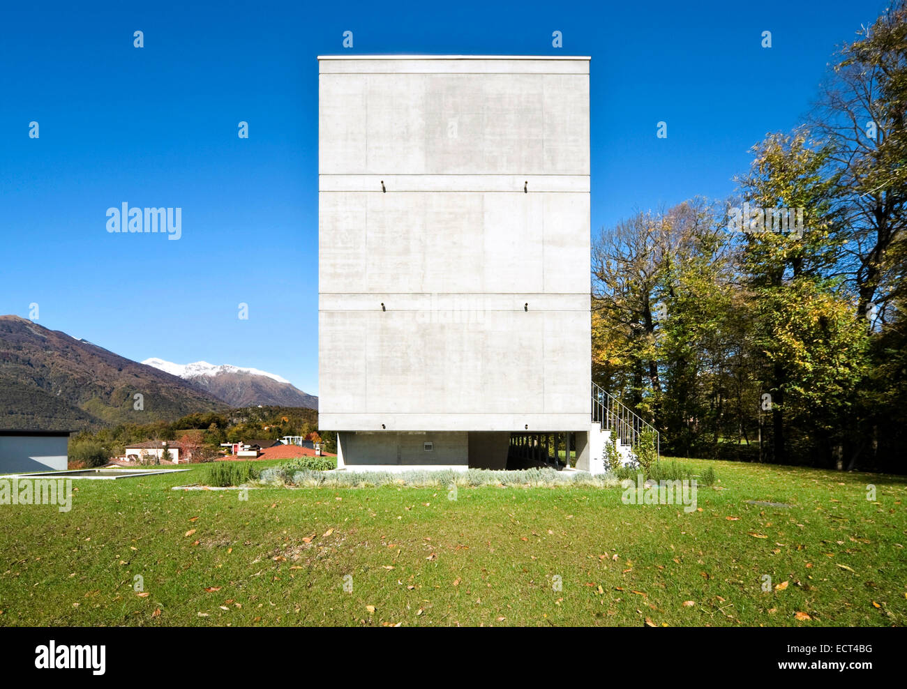 Moderno edificio di cemento esterno Foto Stock
