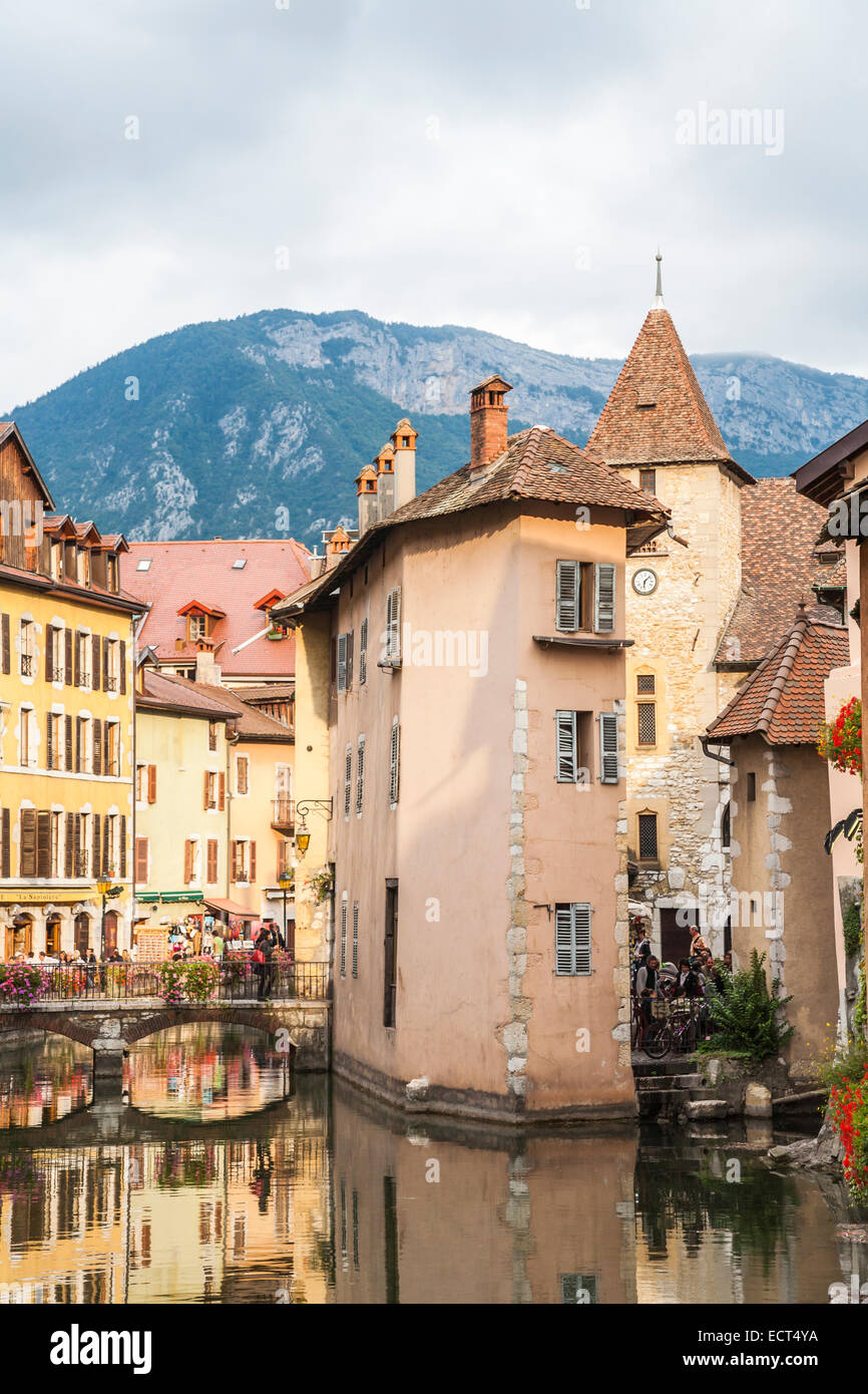 Palais de l'Isle castello, Annecy città vecchia, Francia, riflessi nel fiume Thiou, locali tipici edifici colorati e ponte Foto Stock