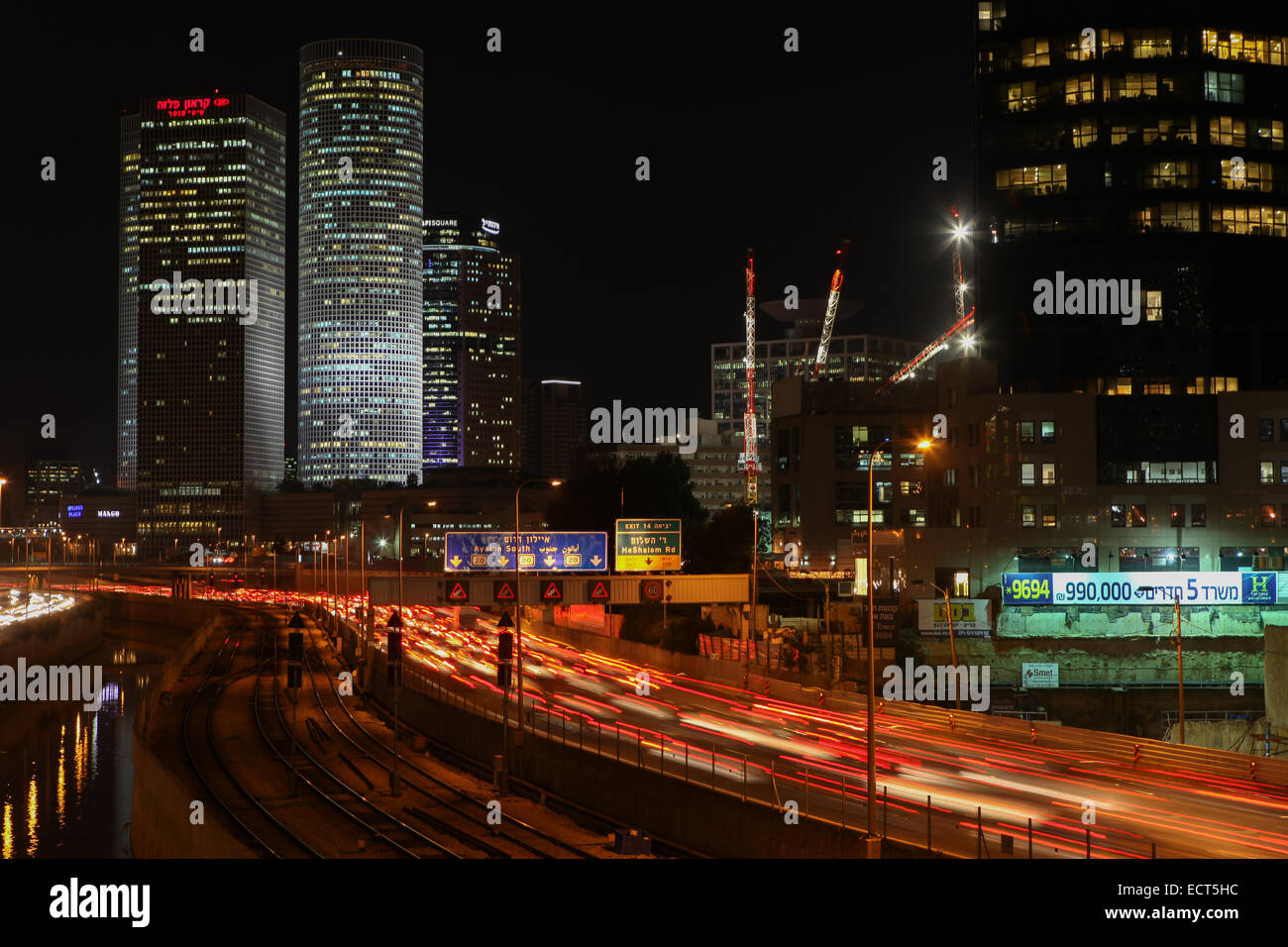 Tel Aviv skyline foto di notte con il traffico Foto Stock